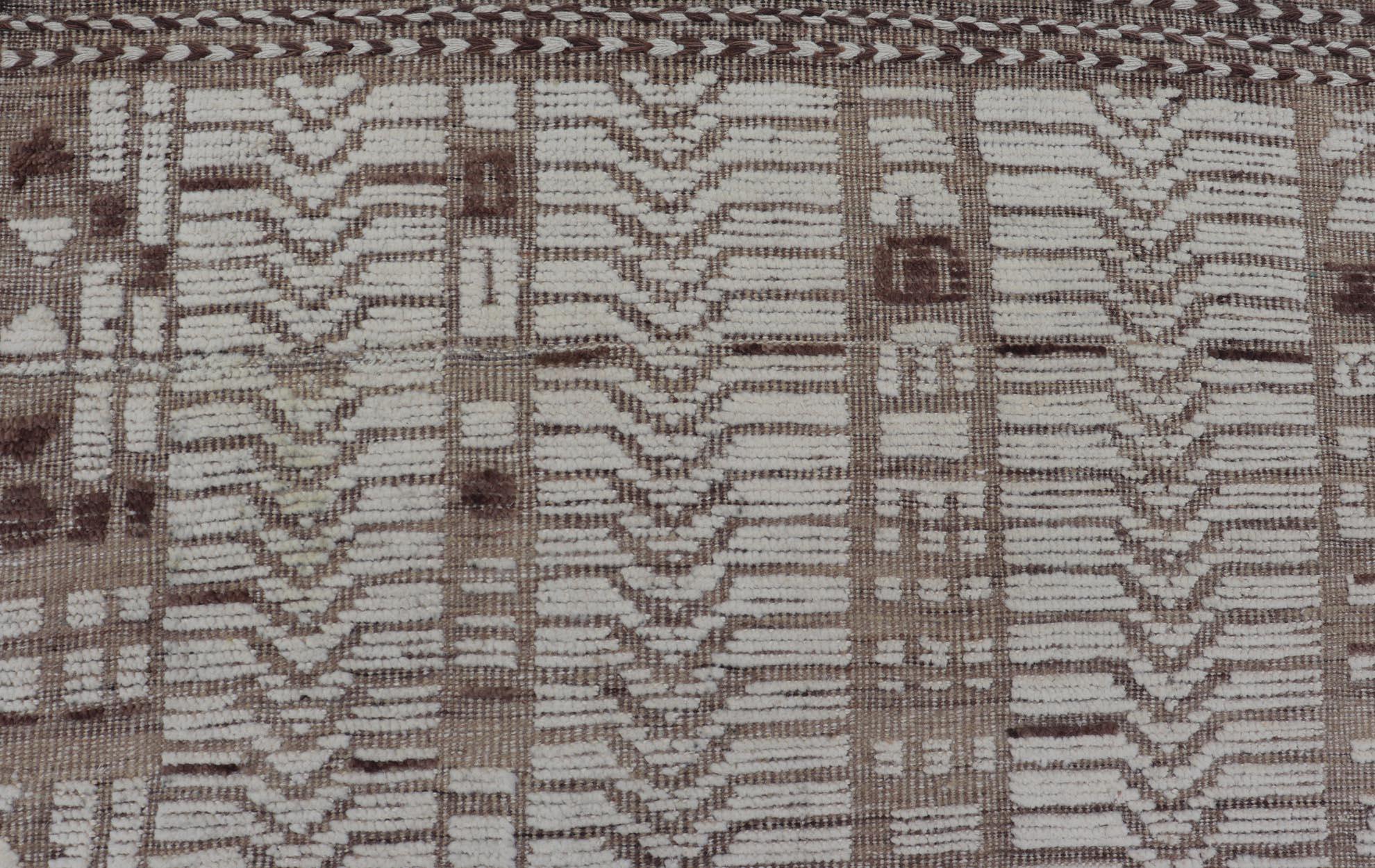 Marokkanischer moderner handgeknüpfter Teppich im marokkanischen Stil in Creme und Hellbraun mit Textur (Handgeknüpft) im Angebot