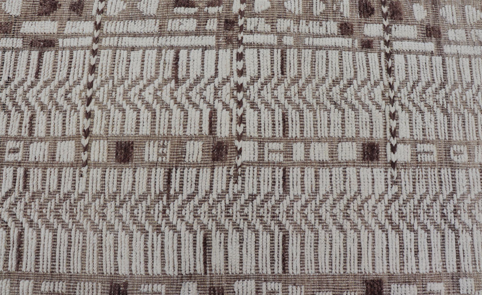 Marokkanischer moderner handgeknüpfter Teppich im marokkanischen Stil in Creme und Hellbraun mit Textur im Zustand „Neu“ im Angebot in Atlanta, GA