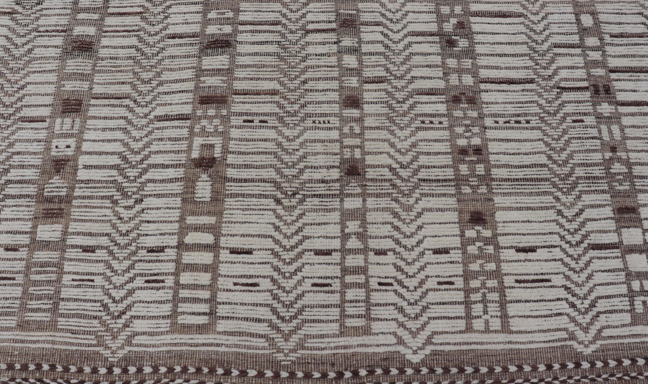 Marokkanischer moderner handgeknüpfter Teppich im marokkanischen Stil in Creme und Hellbraun mit Textur (21. Jahrhundert und zeitgenössisch) im Angebot