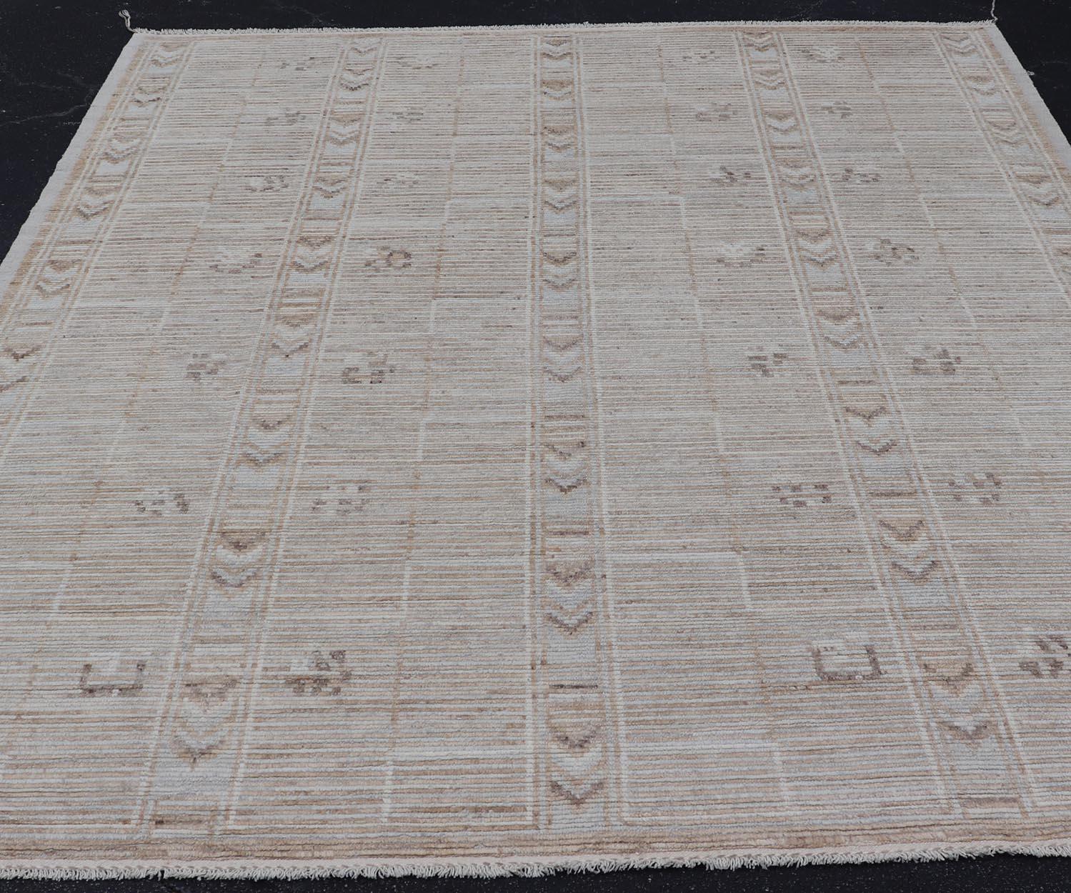 Misure: 9'7 x 11'10 
Tappeto casual moderno in stile marocchino in oro, crema e marrone 9'7 x 11'10. Keivan Woven Arts / Tappeto AWR-54, Paese d'origine / tipo: Afghanistan / Moderno casual, circa inizio XXI secolo.
Questo tappeto tribale moderno e