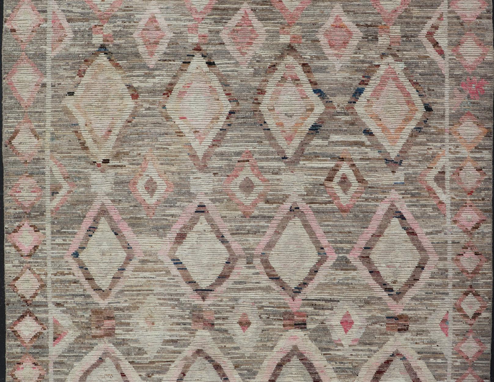 Moderner handgeknüpfter Teppich im marokkanischen Stil im Stammesdesign in Braun, Rosa und Grau im Angebot 4