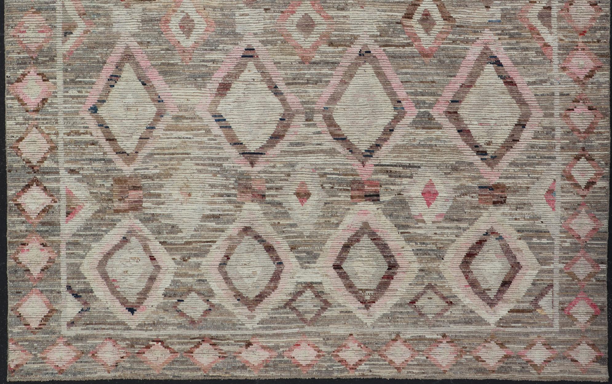Tapis moderne noué à la main de style marocain au design tribal dans les tons de Brown, rose, gris en vente 4