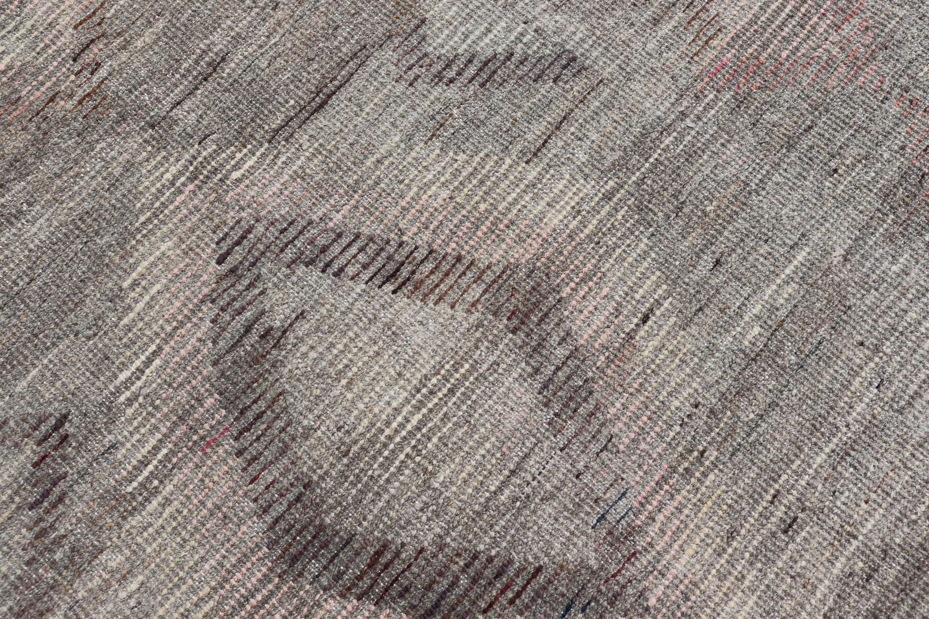 Moderner handgeknüpfter Teppich im marokkanischen Stil im Stammesdesign in Braun, Rosa und Grau im Angebot 6