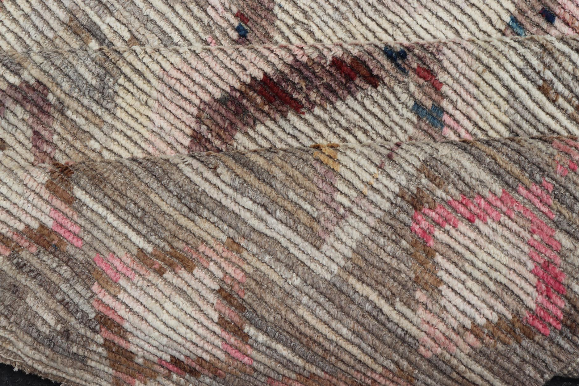 Moderner handgeknüpfter Teppich im marokkanischen Stil im Stammesdesign in Braun, Rosa und Grau im Angebot 7
