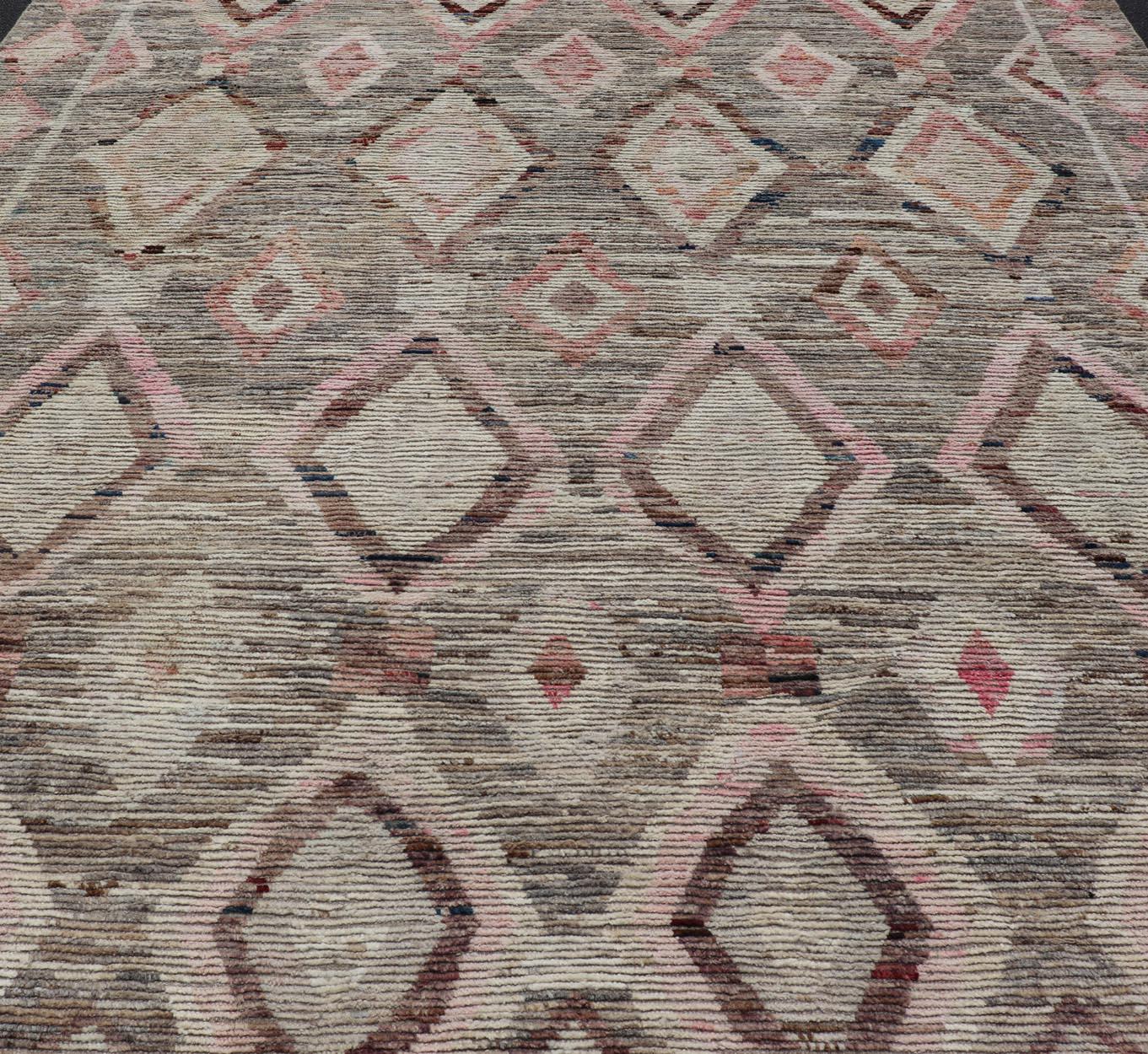 Moderner handgeknüpfter Teppich im marokkanischen Stil im Stammesdesign in Braun, Rosa und Grau (Afghanisch) im Angebot