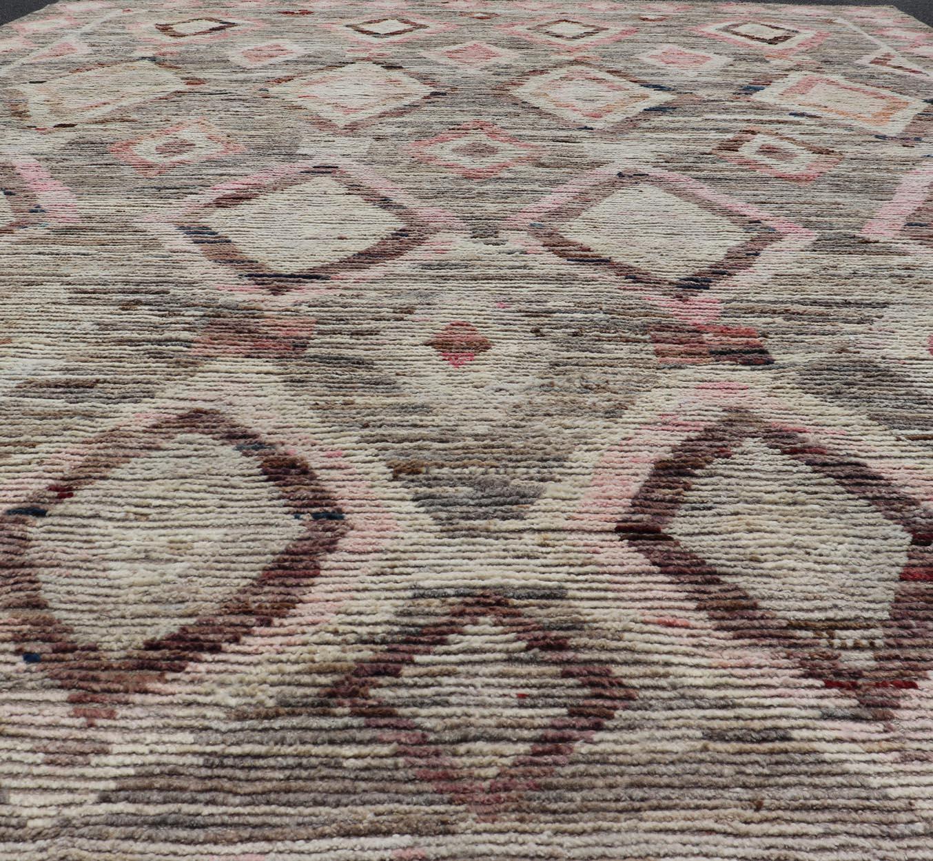 Moderner handgeknüpfter Teppich im marokkanischen Stil im Stammesdesign in Braun, Rosa und Grau (Handgeknüpft) im Angebot