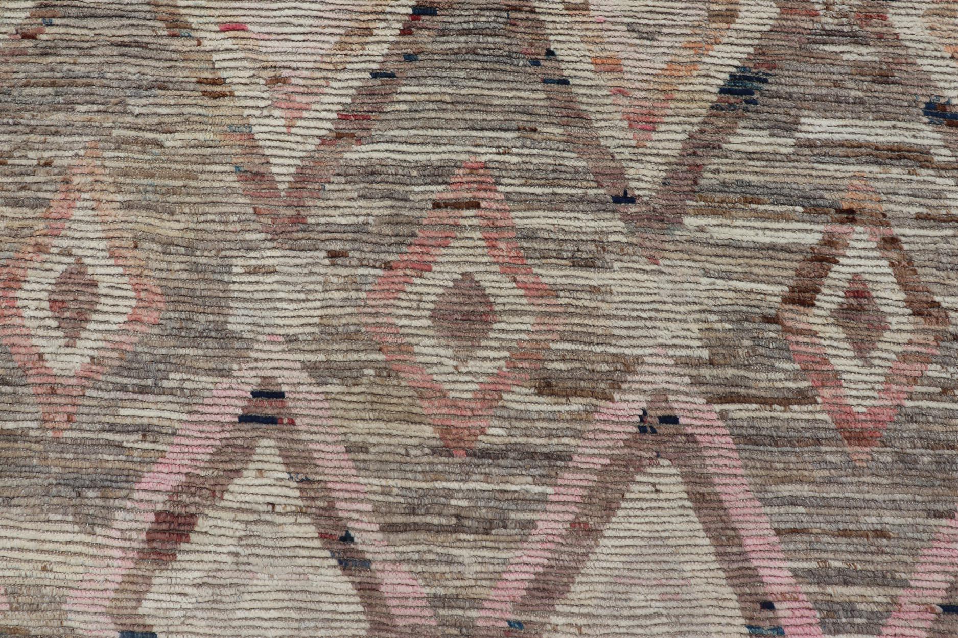 Moderner handgeknüpfter Teppich im marokkanischen Stil im Stammesdesign in Braun, Rosa und Grau im Zustand „Neu“ im Angebot in Atlanta, GA