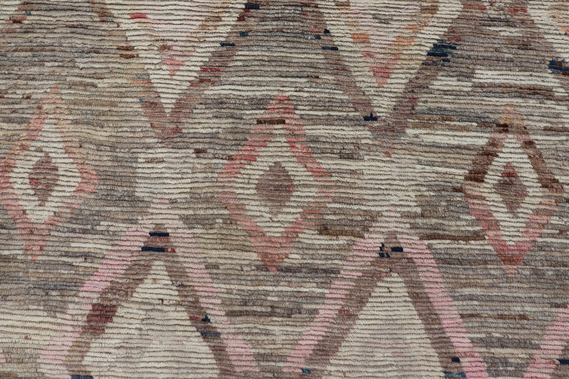 Noué à la main Tapis moderne noué à la main de style marocain au design tribal dans les tons de Brown, rose, gris en vente