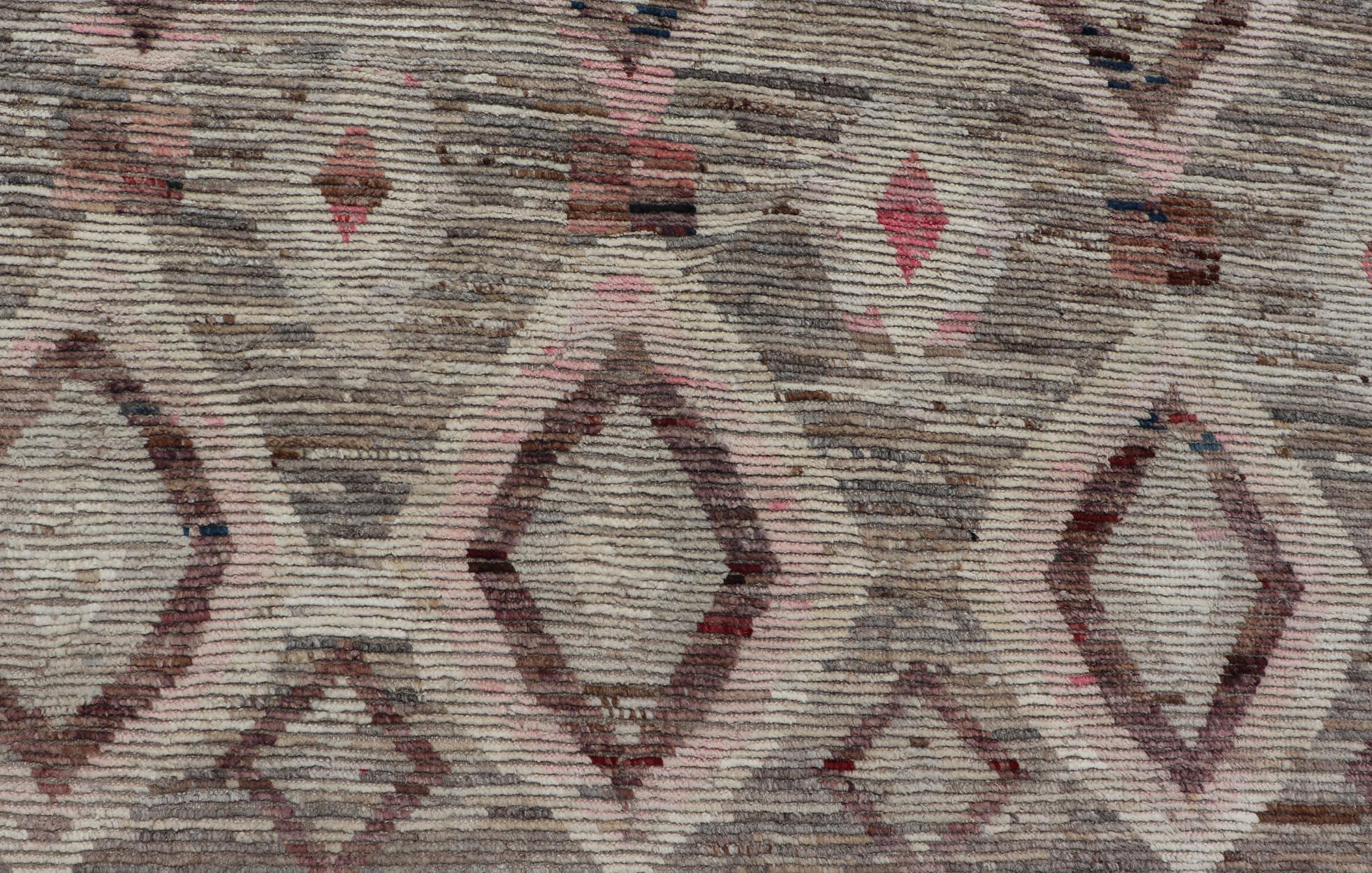 Moderner handgeknüpfter Teppich im marokkanischen Stil im Stammesdesign in Braun, Rosa und Grau (21. Jahrhundert und zeitgenössisch) im Angebot