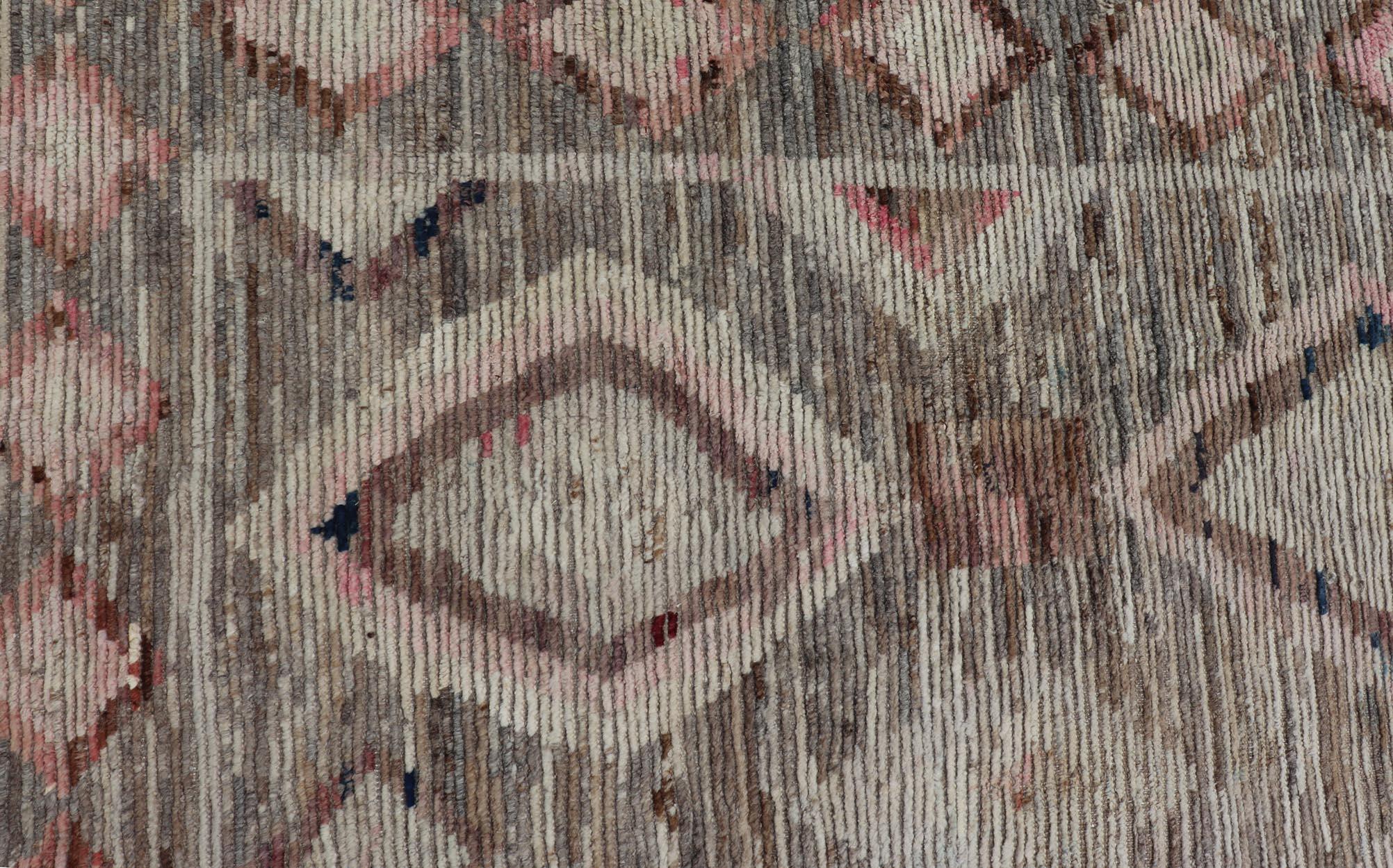 Moderner handgeknüpfter Teppich im marokkanischen Stil im Stammesdesign in Braun, Rosa und Grau (Wolle) im Angebot