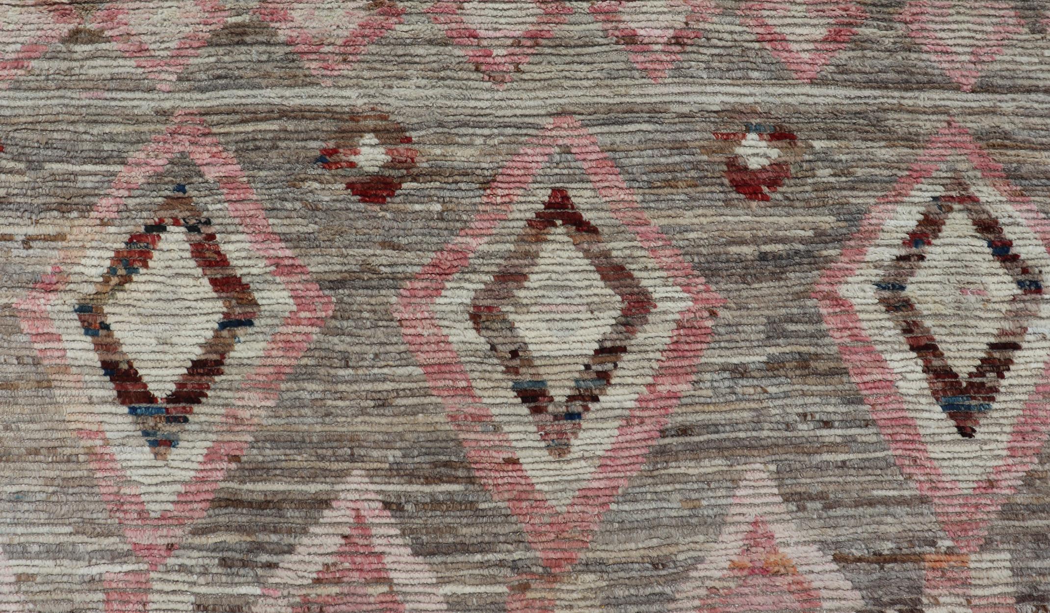 Moderner handgeknüpfter Teppich im marokkanischen Stil im Stammesdesign in Braun, Rosa und Grau im Angebot 1