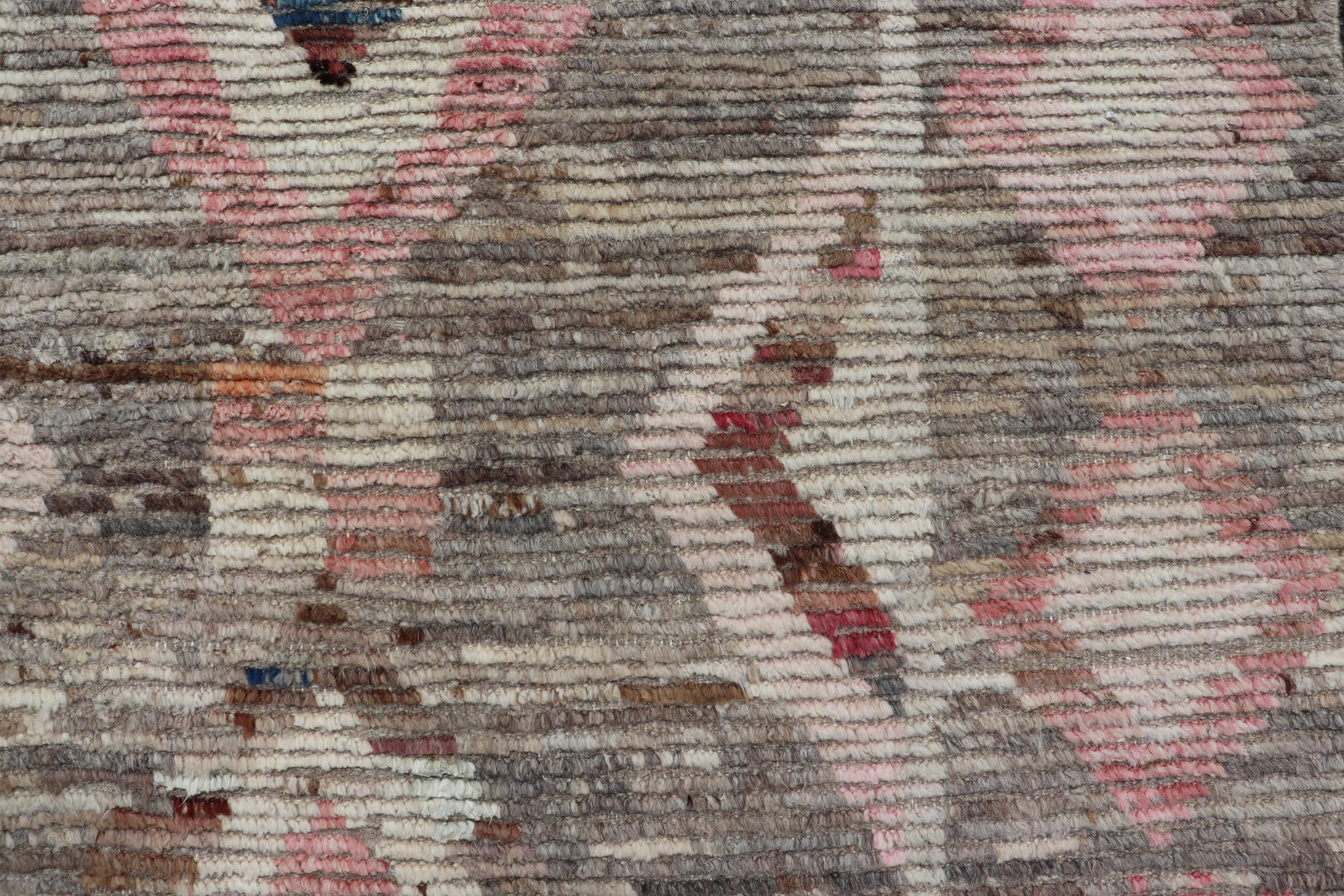 Tapis moderne noué à la main de style marocain au design tribal dans les tons de Brown, rose, gris en vente 1