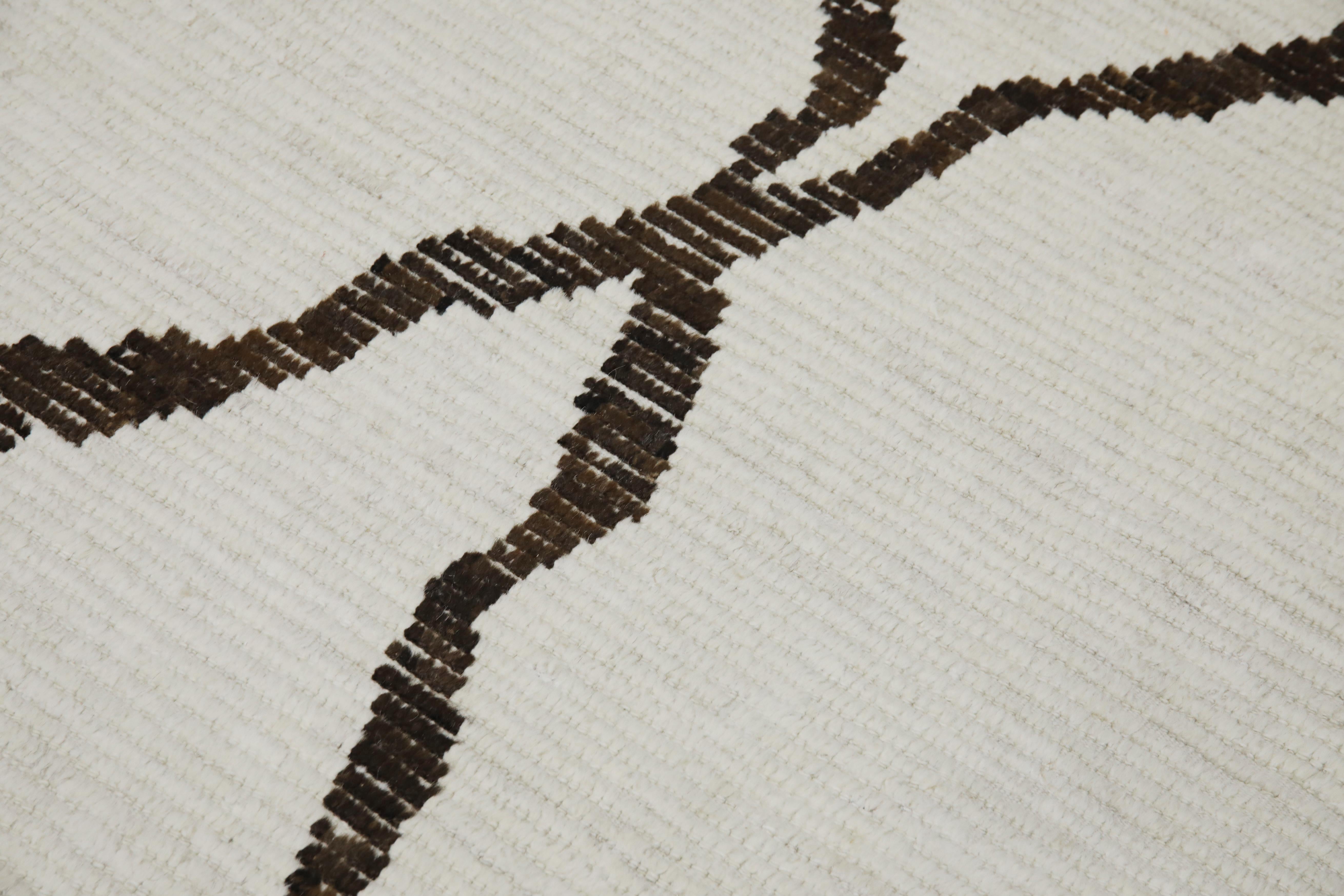 XXI secolo e contemporaneo Tappeto in lana marrone e beige fatto a mano in stile marocchino moderno 8'10
