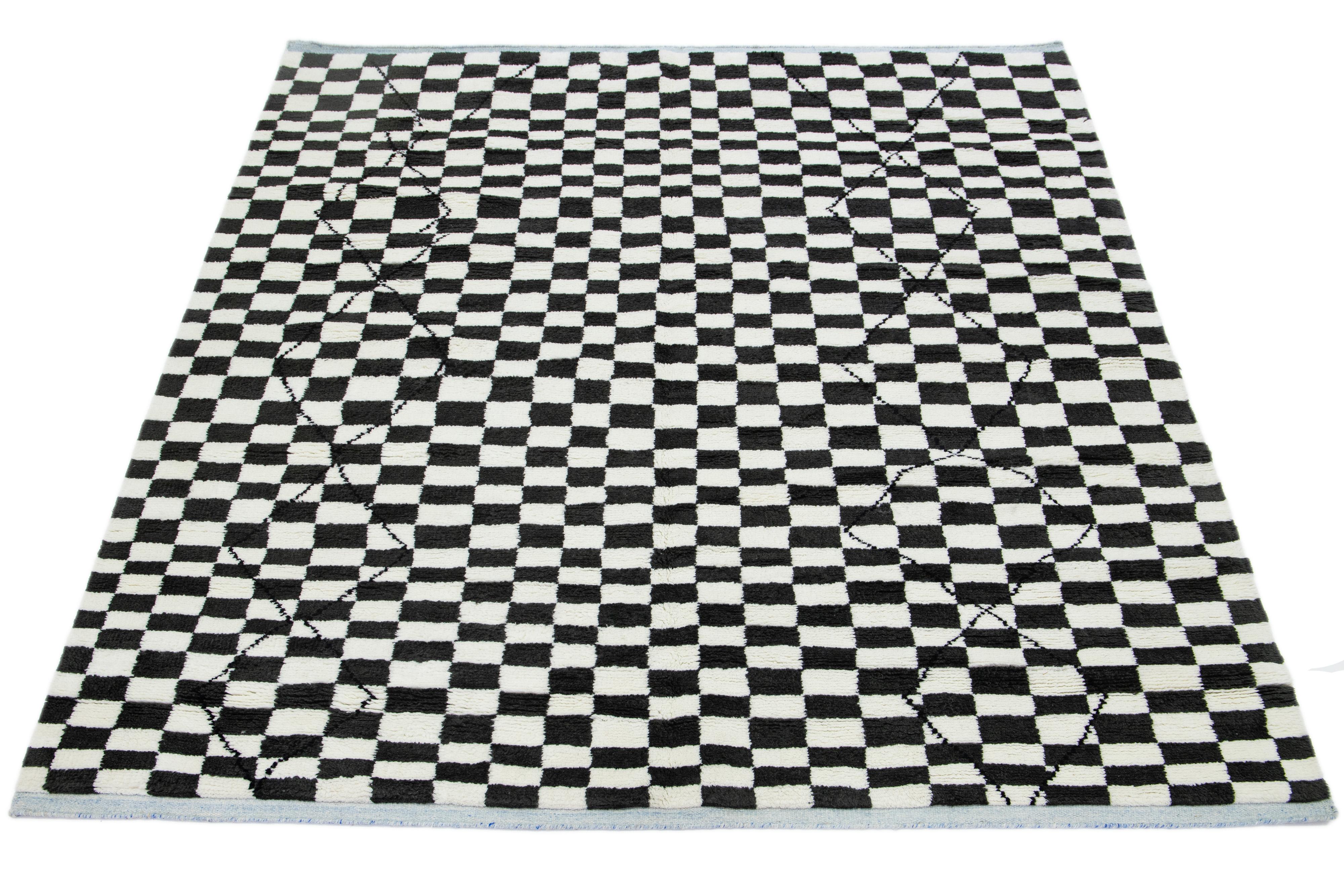 Apadana's Safi Collection features an incredibly stunning contemporary Moroccan-style design in this hand-knotted wool rug. With a striking color scheme of black and white, it displays a captivating checker pattern that truly impresses.

This rug