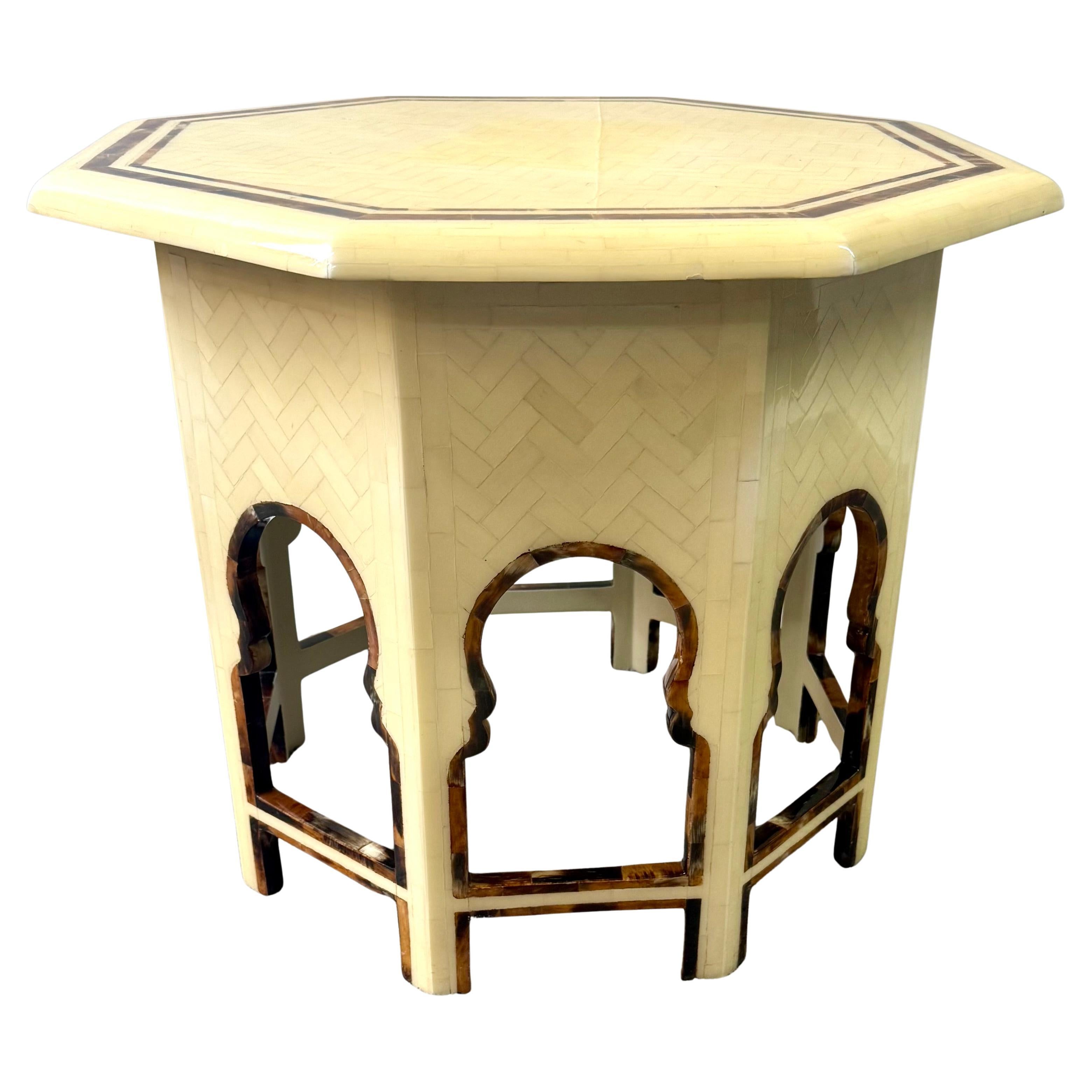 Achteckiger Beistelltisch im marokkanischen Stil mit Knochenintarsien und maurischen Bögen im Angebot
