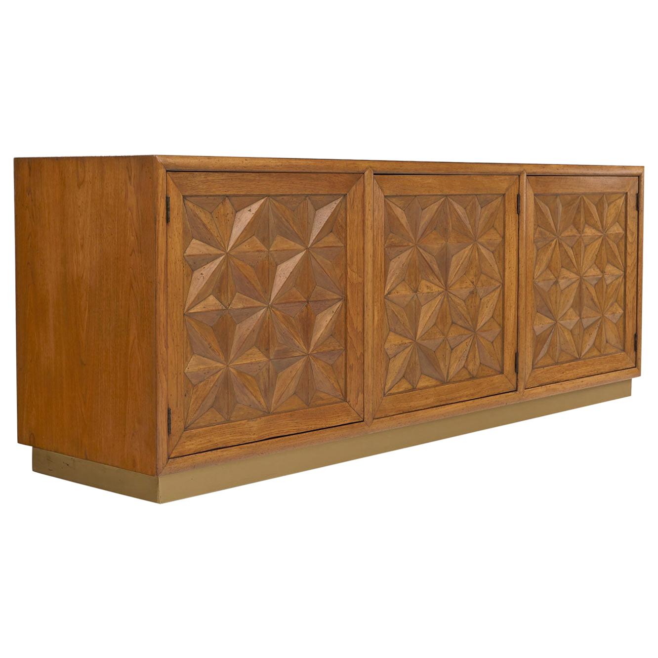 Midcentury Hollywood Regency Henredon credenza sideboard or buffet. Time capsule piece in outstanding condition. Stunning diamond starburst design adorns the front facade. The deep geometrical relief motif is signature of the Moroccan style. The all