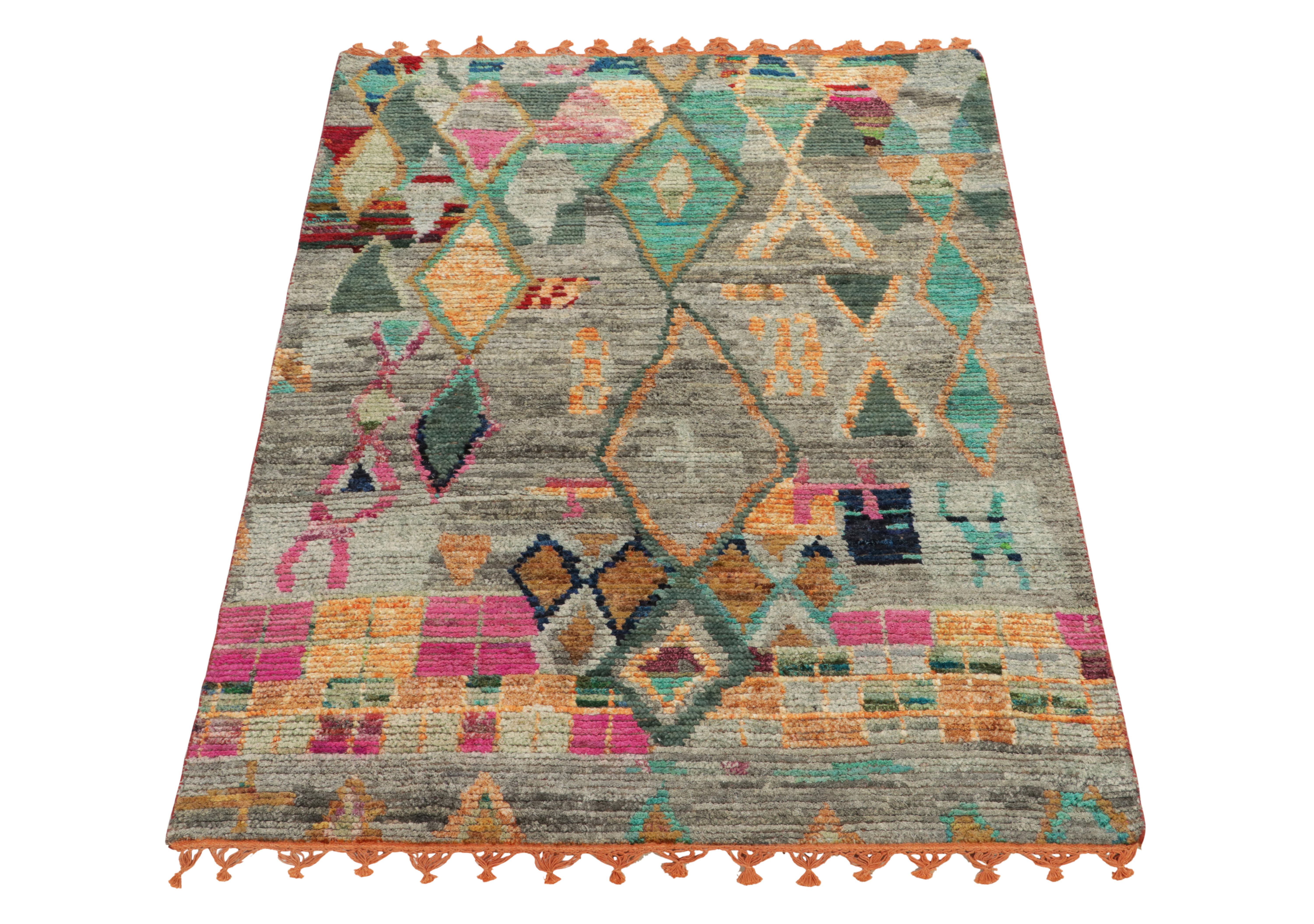 Dieses handgeknüpfte Stück aus Seide ist eine kühne, moderne Interpretation des berühmten marokkanischen Teppichdesigns von Rug & Kilim und gehört zur gleichnamigen Kollektion. 

Der 4x6-Teppich ist eine Ode an den Boucherouite-Stammeswebstil mit