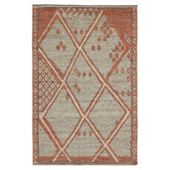 Tapis et tapis de style marocain de Kilim à motifs de diamants orange, blanc et gris