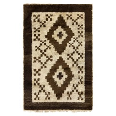 Alfombra de estilo marroquí hecha de lana marrón y beige. Alfombra Beni Ourain anudada a mano