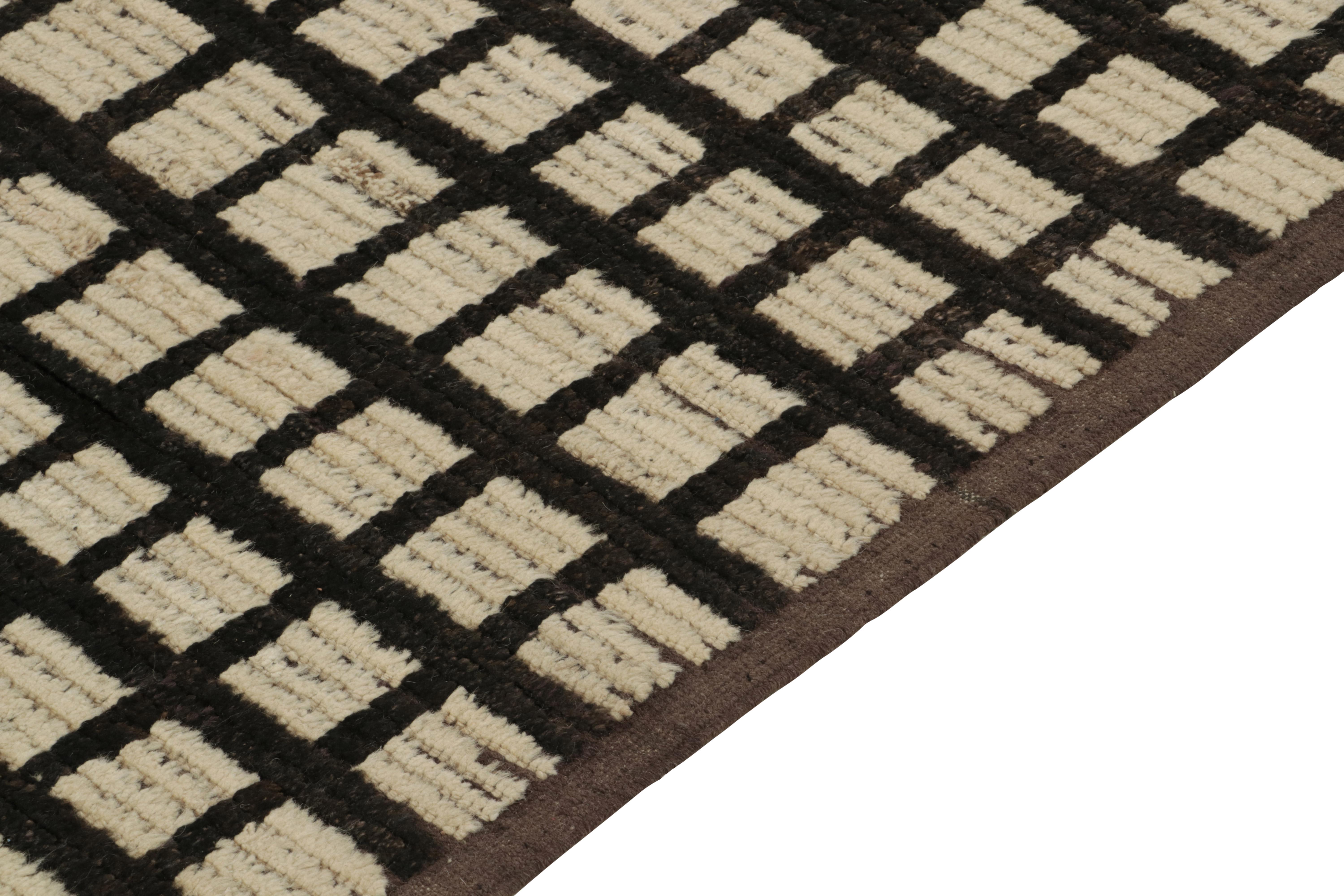 Teppich & Kelim-Läufer im marokkanischen Stil in Beige, Weiß & Schwarz mit geometrischem Muster (Handgeknüpft) im Angebot