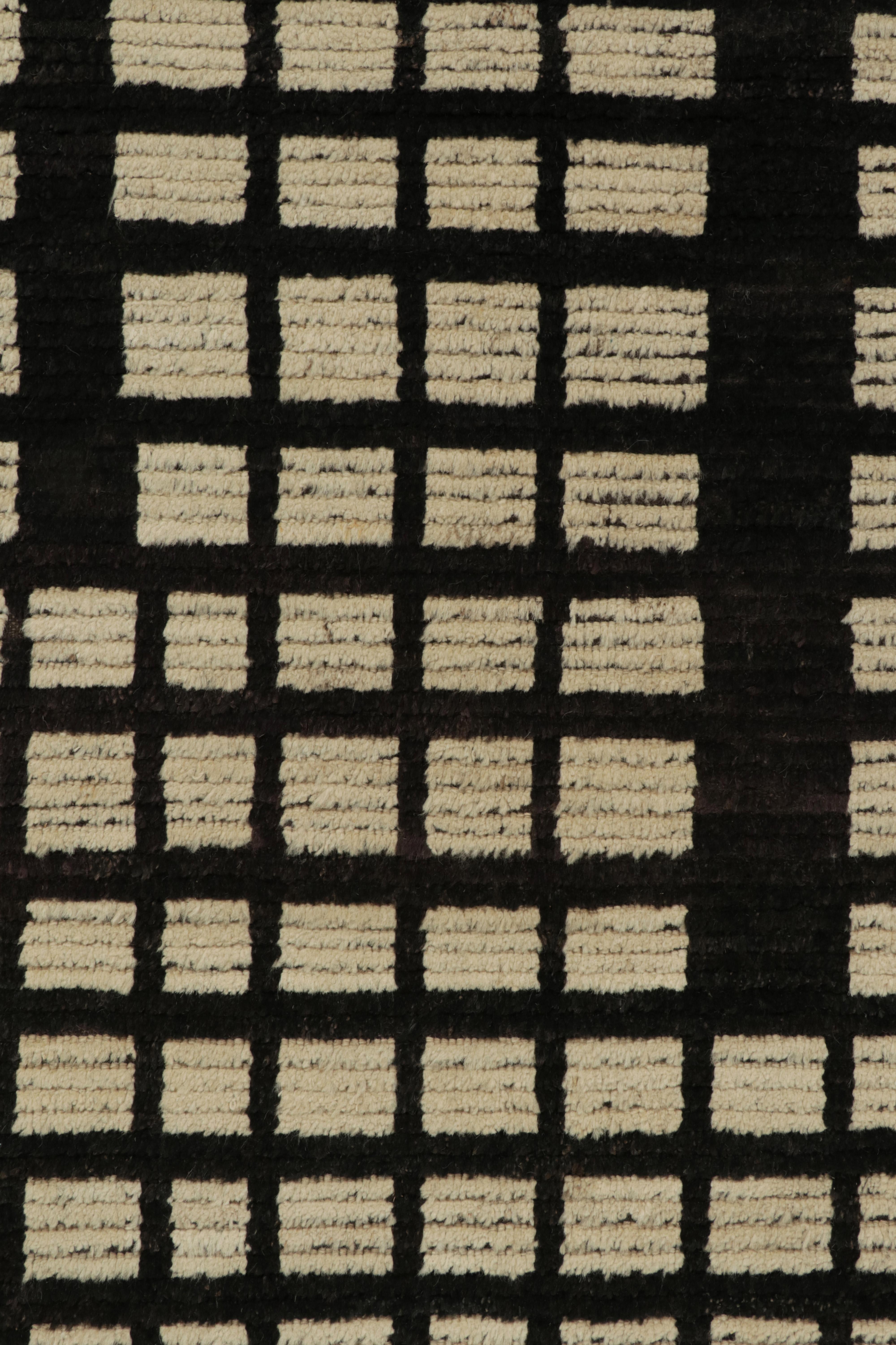 Teppich & Kelim-Läufer im marokkanischen Stil in Beige, Weiß & Schwarz mit geometrischem Muster im Zustand „Neu“ im Angebot in Long Island City, NY