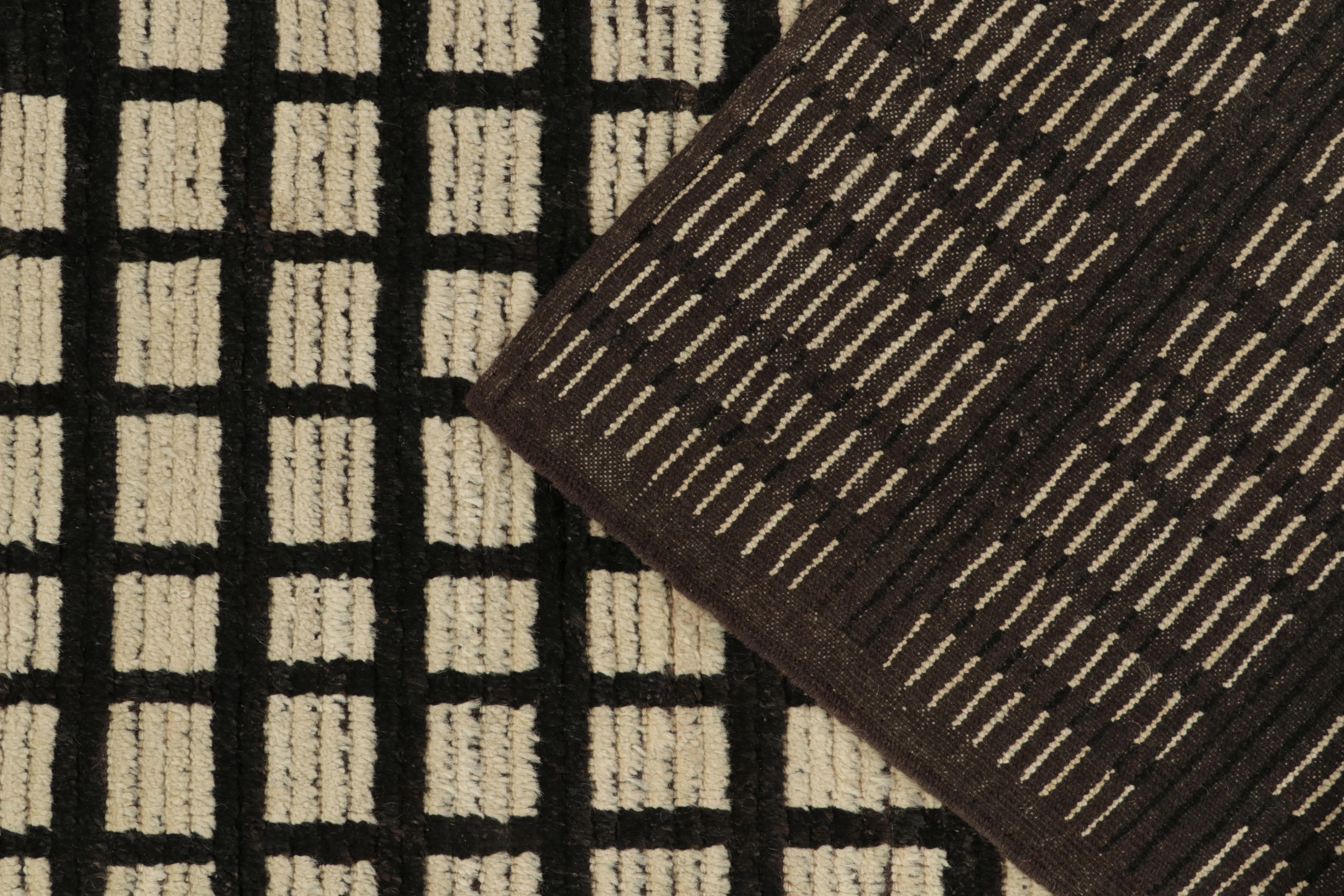 Teppich & Kelim-Läufer im marokkanischen Stil in Beige, Weiß & Schwarz mit geometrischem Muster (21. Jahrhundert und zeitgenössisch) im Angebot