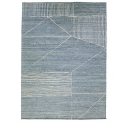 Tappeto di lana in stile marocchino fatto a mano con campo geometrico blu di Apadana
