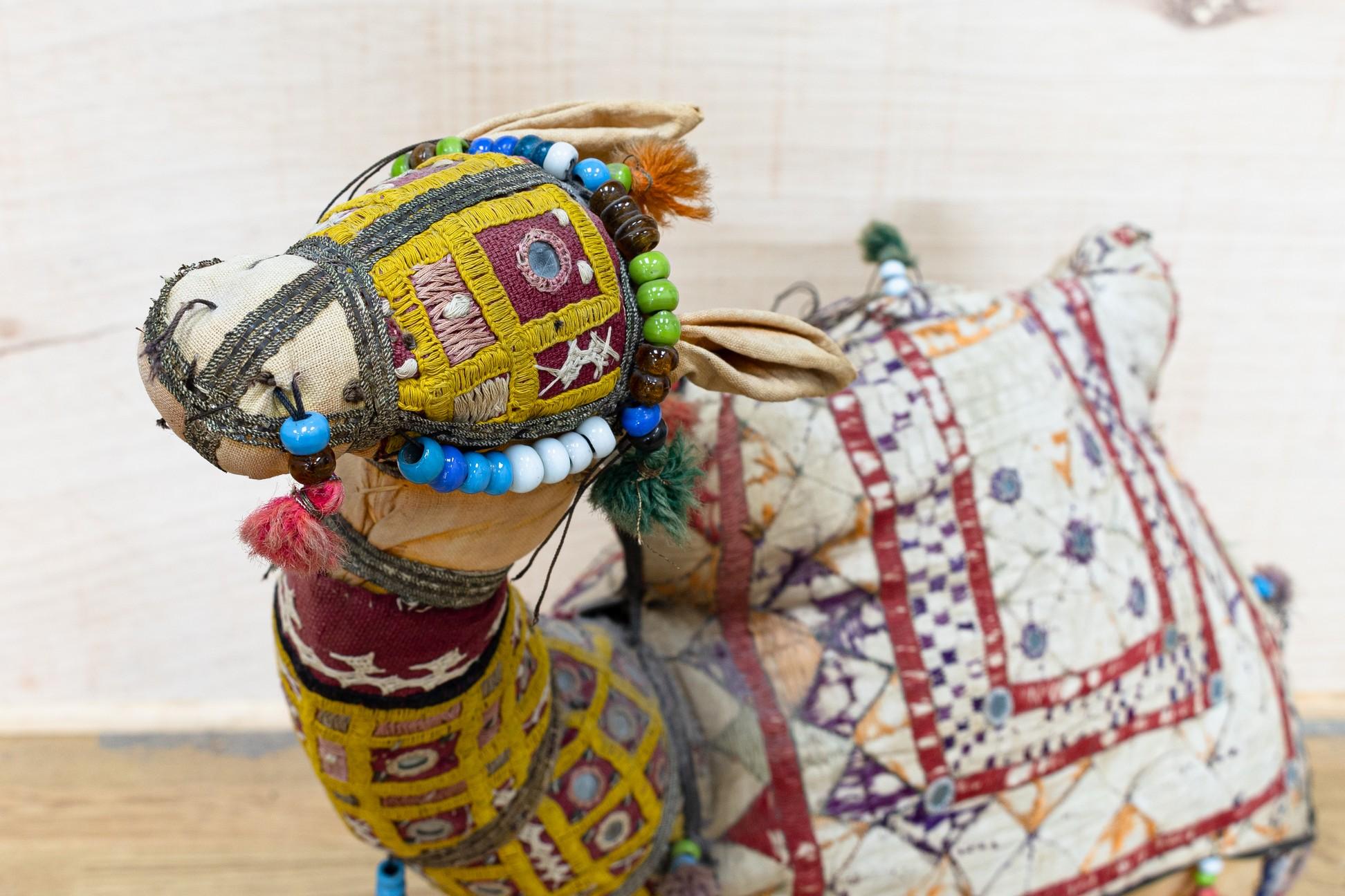 Un exótico y excéntrico camello de juguete bordado vintage de Raj. Circa 1950s. Hecho a mano en Rajastán, India, camello de tela de colores de juguete.Camello vintage de gran tamaño relleno de algodón bordado y decorado con pequeños espejos. Anglo