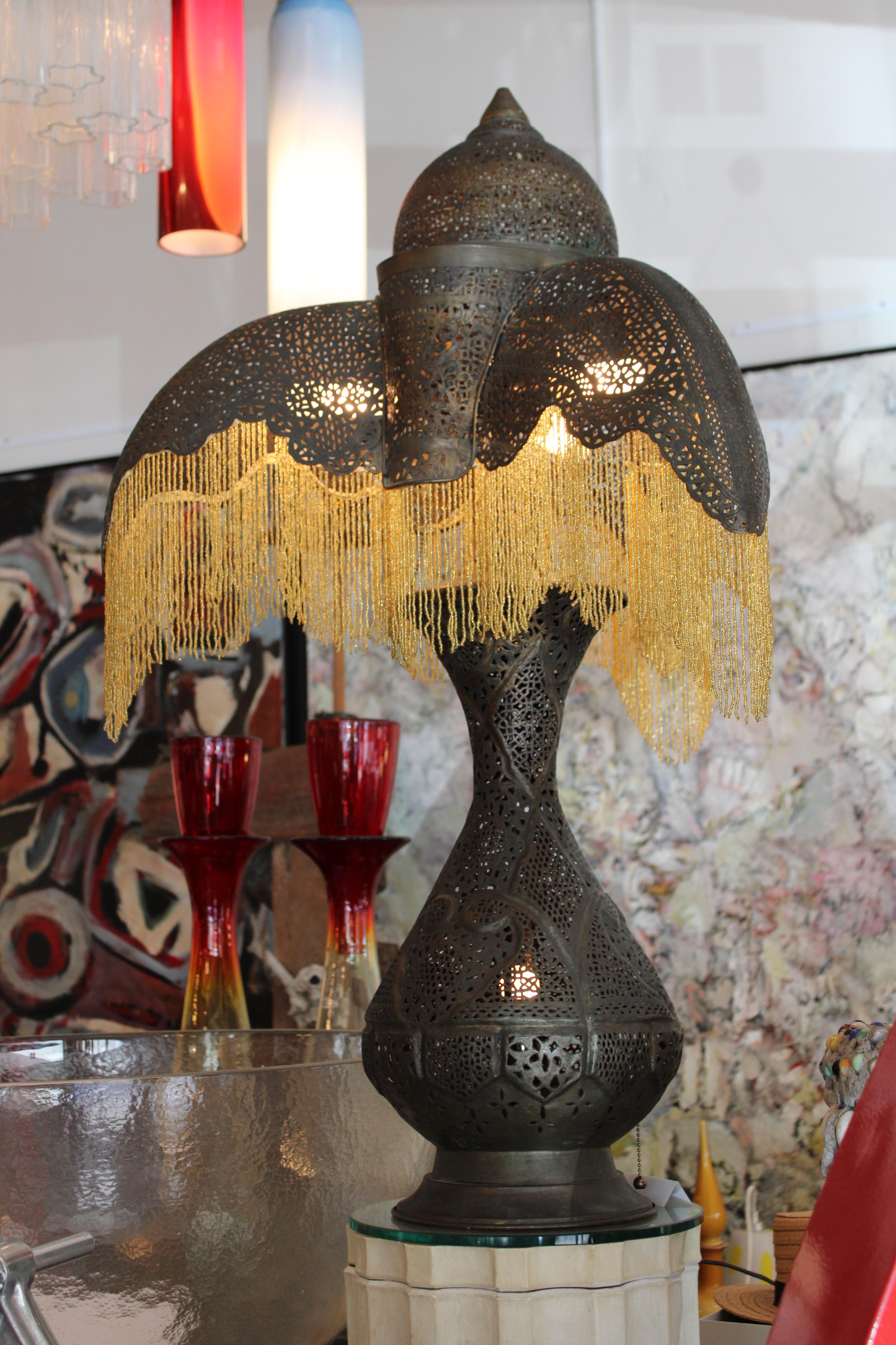 Incroyable lampe de table marocaine avec frange perlée.  L'abat-jour est posé sur la base.  La lampe a été recâblée par un professionnel et nous avons ajouté une nouvelle frange.  La lampe mesure 41