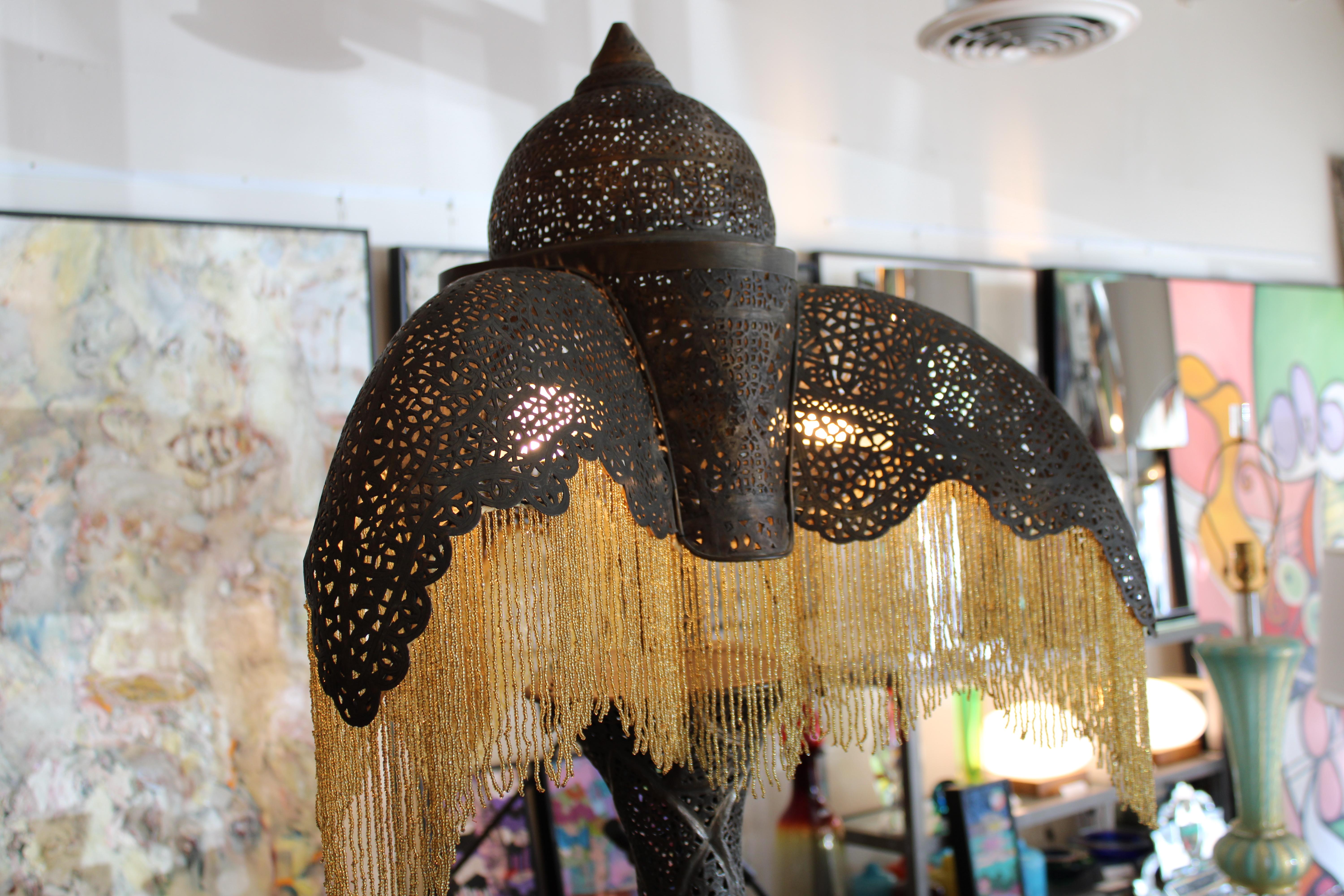 Lampe de table marocaine à franges Bon état - En vente à Palm Springs, CA