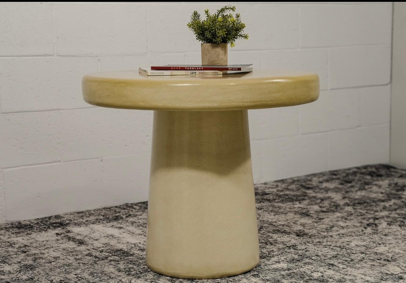 Élevez votre espace avec cette superbe table ronde fabriquée à la main dans une finition ocre Sahara. Fabriquée selon la technique du Tadelakt, chaque pièce est réalisée individuellement avec des matériaux d'origine locale et notre plâtre maison,