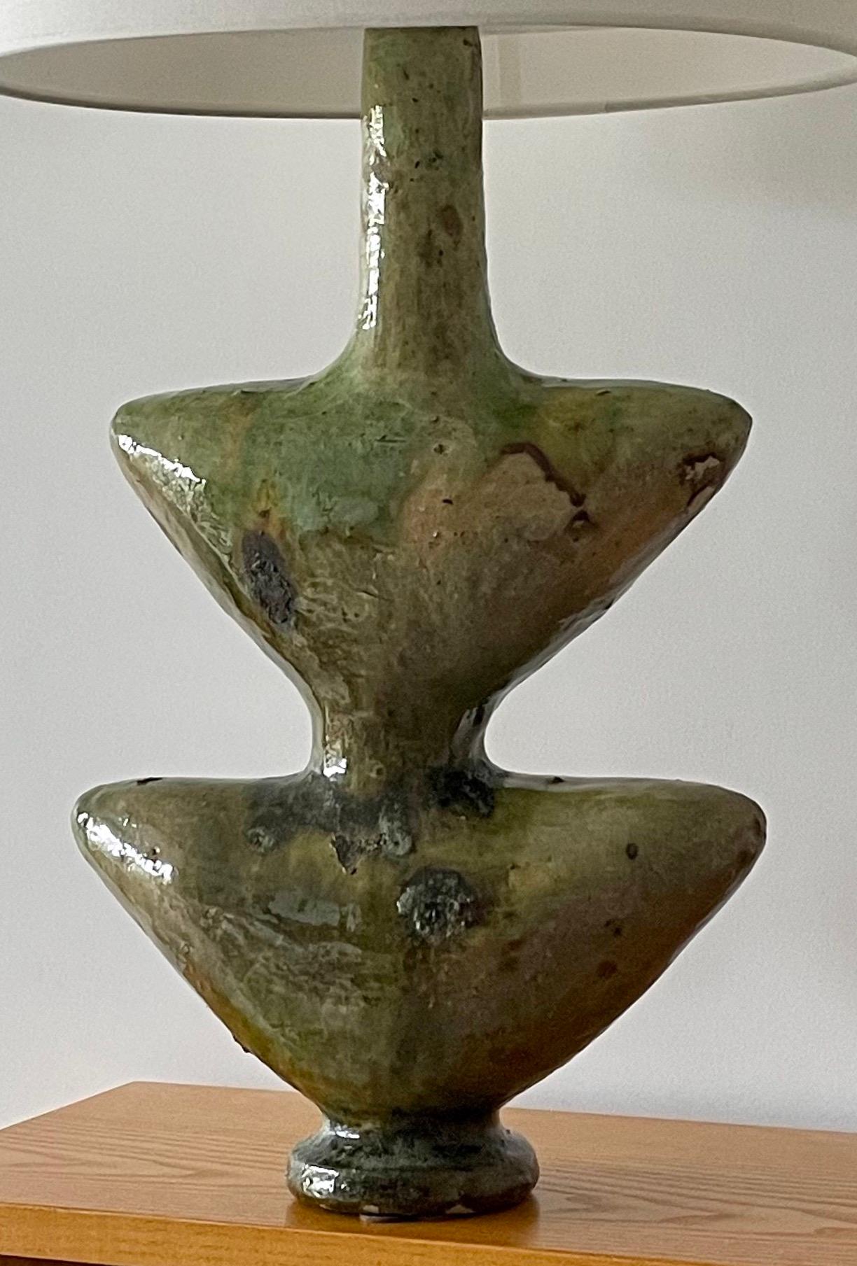 Marokkanische Tamegroute-Keramiklampe

Diese handgefertigte, grün emaillierte Vintage-Lampe ist eine reine Skulptur aus dem südmarokkanischen Dorf Tamegroute, wo geschickte Töpfer lokale Techniken praktizieren, die über Generationen hinweg