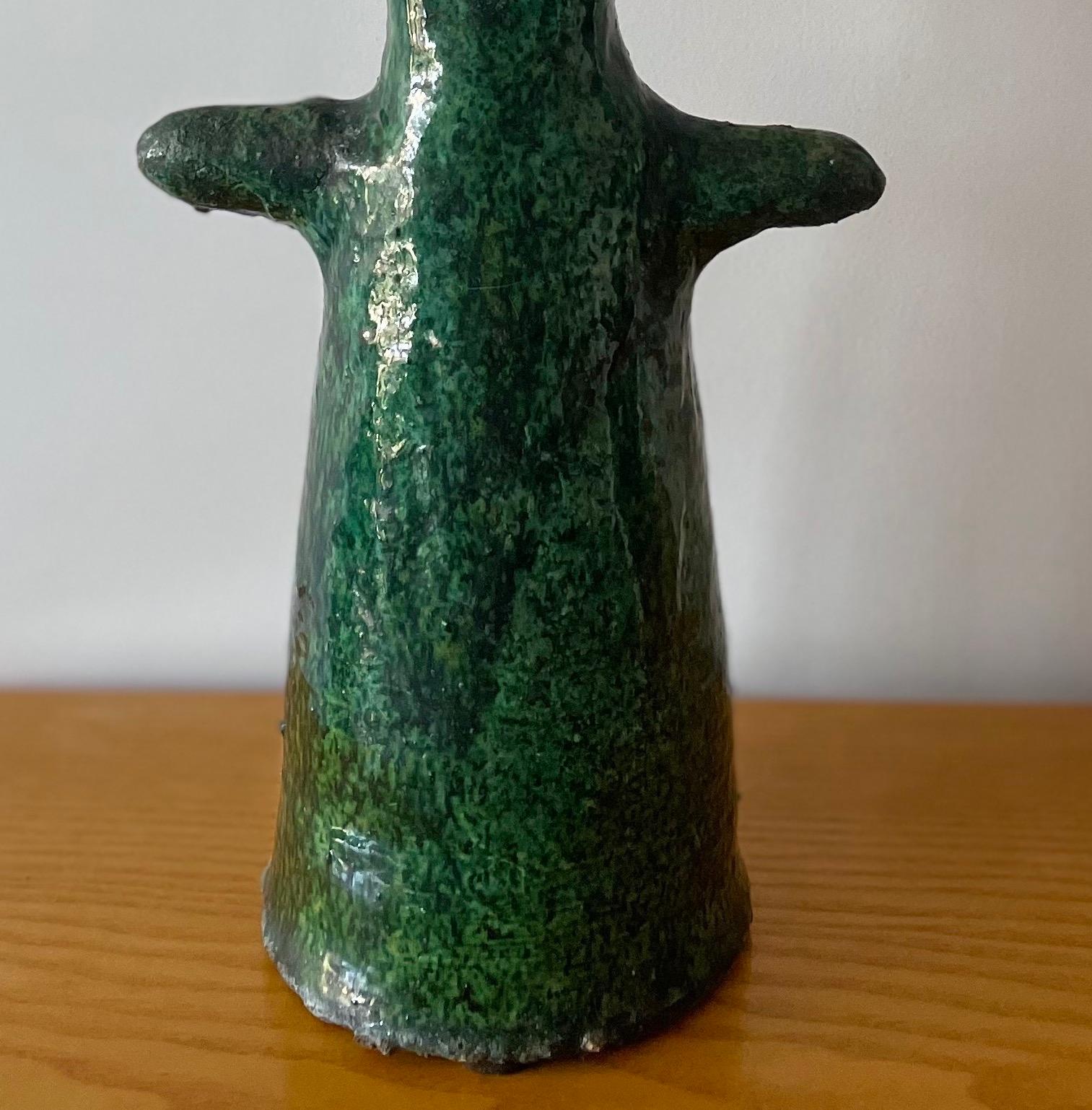 Vase Sculpture Marocaine en Céramique Tamegroute

Ce vase vintage émaillé vert, fabriqué à la main, est une simple sculpture du village de Tamegroute, dans le sud du Maroc, où d'habiles potiers ont pratiqué des techniques locales qui ont été