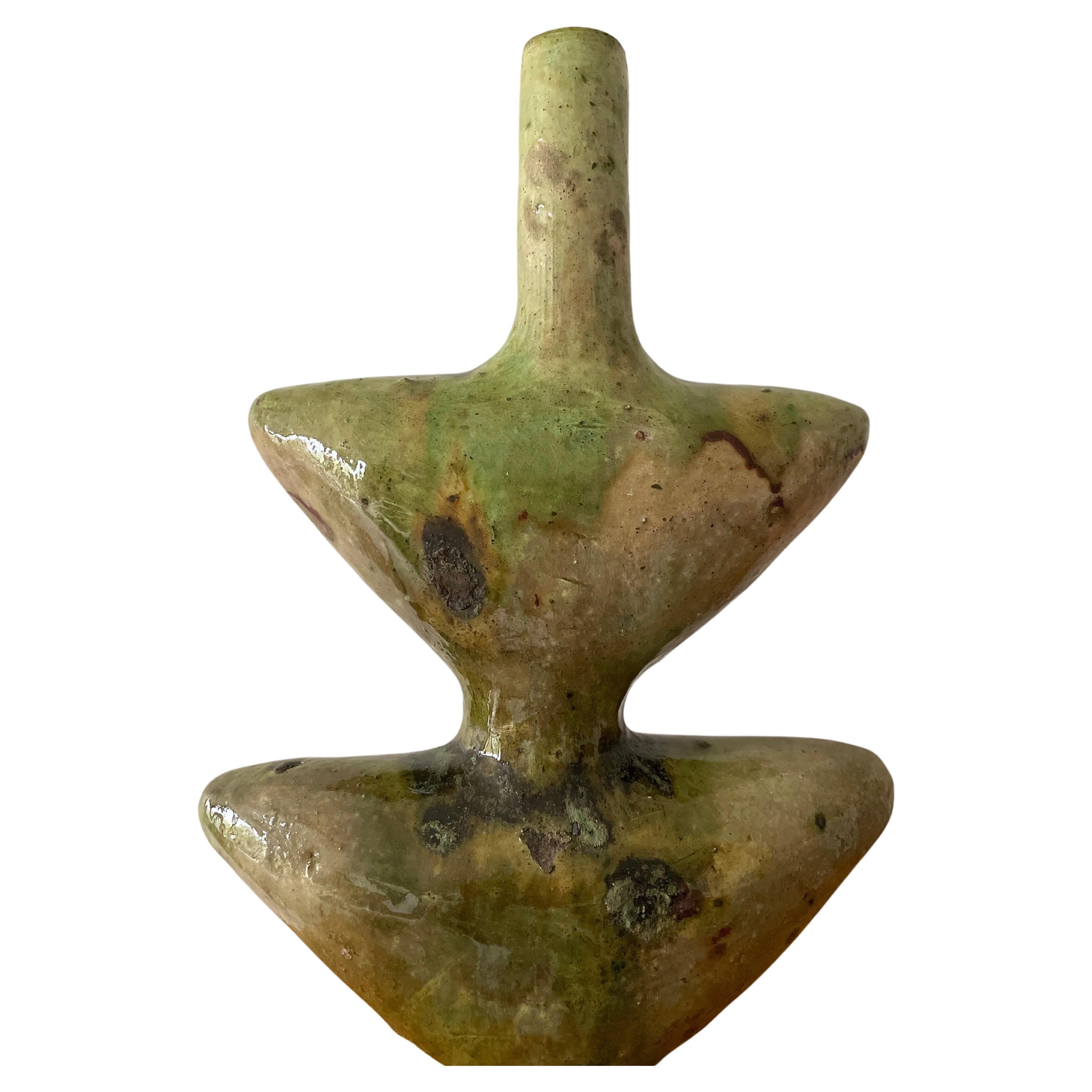 Vase Sculpture Marocaine en Céramique Tamegroute
Ce vase vintage émaillé vert, fabriqué à la main, est une simple sculpture du village de Tamegroute, dans le sud du Maroc, où d'habiles potiers ont pratiqué des techniques locales qui ont été