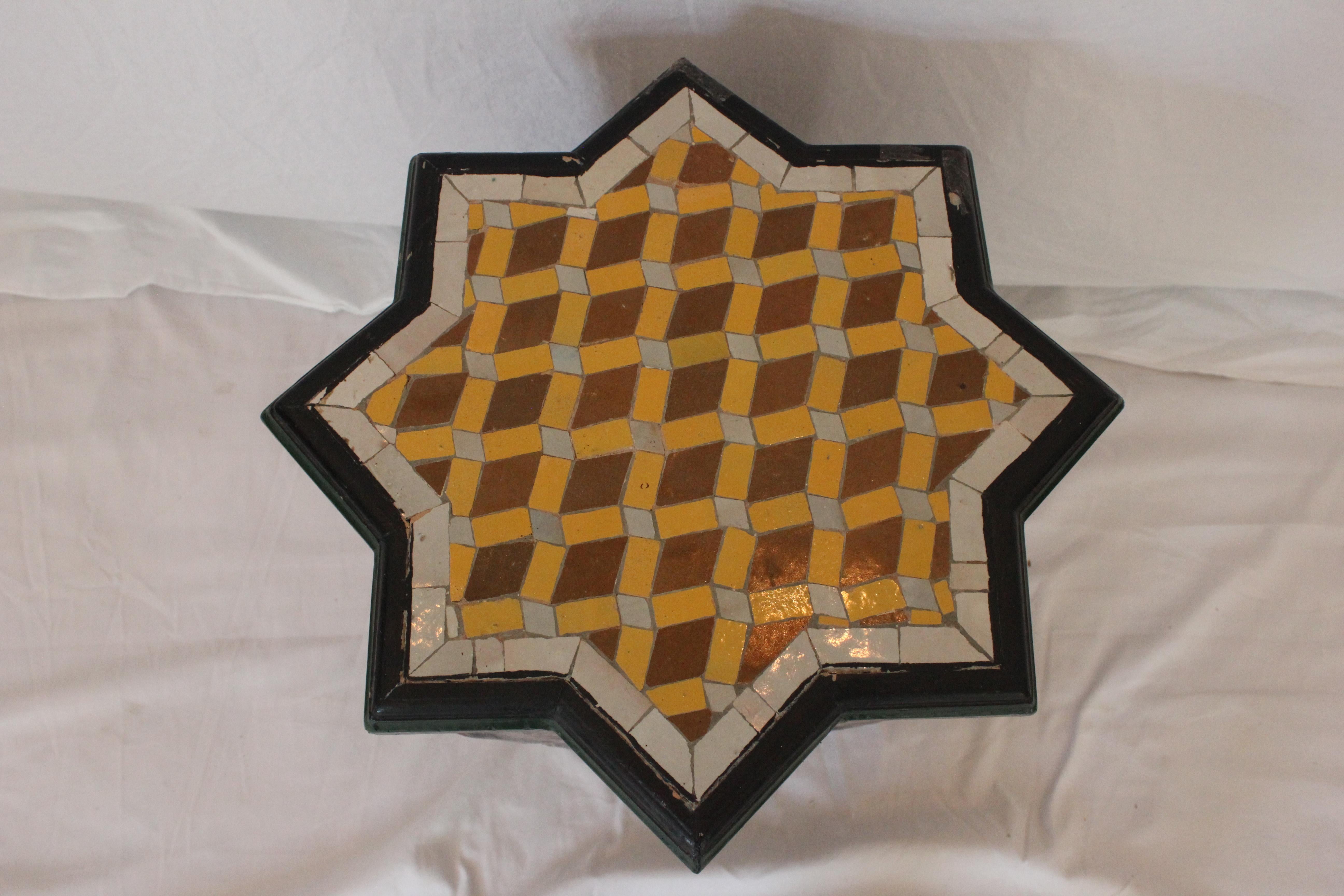 Marokkanischer handbemalter achteckiger Beistelltisch mit Kachelplatte aus dem späten 20. Jahrhundert (Maurisch) im Angebot