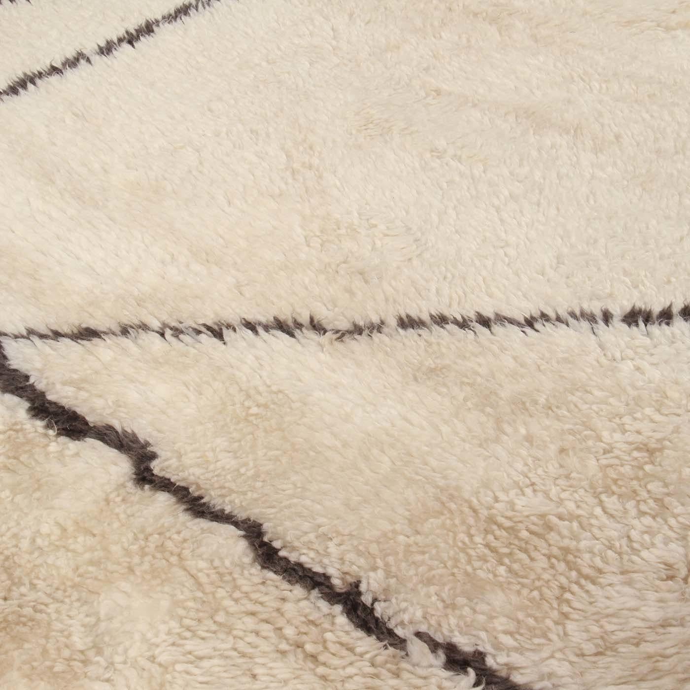 Part of the Moroccan Touch collection, this carpet features incredible attention to detail thanks to the intricacy of the weave of wool and mohair. The incredible craftsmanship is achieved through the use of sun-dried wool that grants a unique sheen