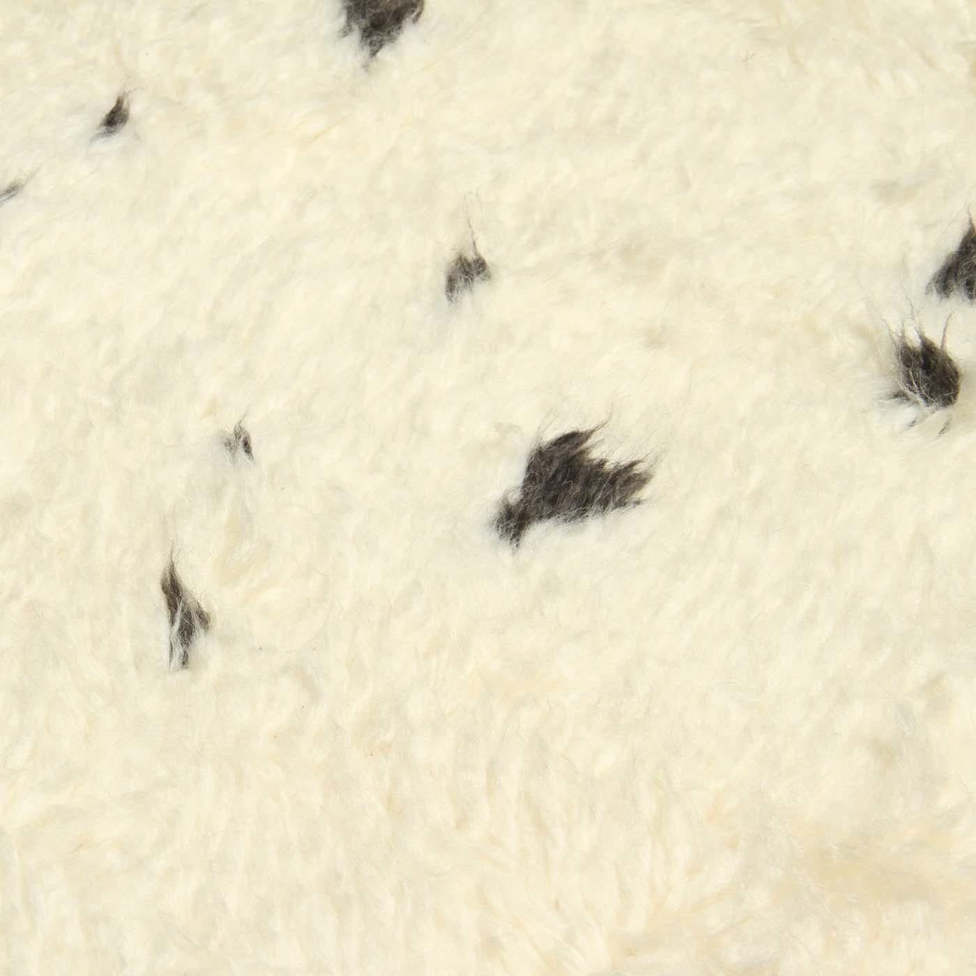 Faisant partie de la collection Moroccan Touch, ce tapis présente une incroyable attention aux détails grâce à la complexité du tissage de la laine et du mohair. L'incroyable savoir-faire artisanal est obtenu grâce à l'utilisation de laine séchée au