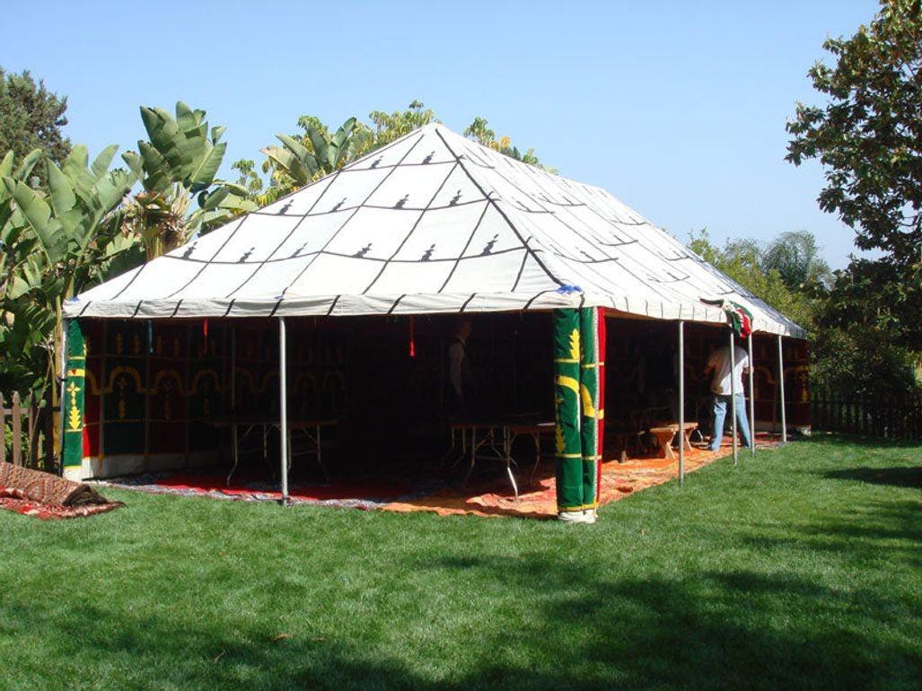 Las carpas caidale tradicionales marroquíes se utilizan al aire libre para ceremonias, bodas y fiestas.
Durante siglos, los pueblos tribales del Atlas marroquí han transmitido el arte de organizar fiestas al aire libre. En el norte de África, las