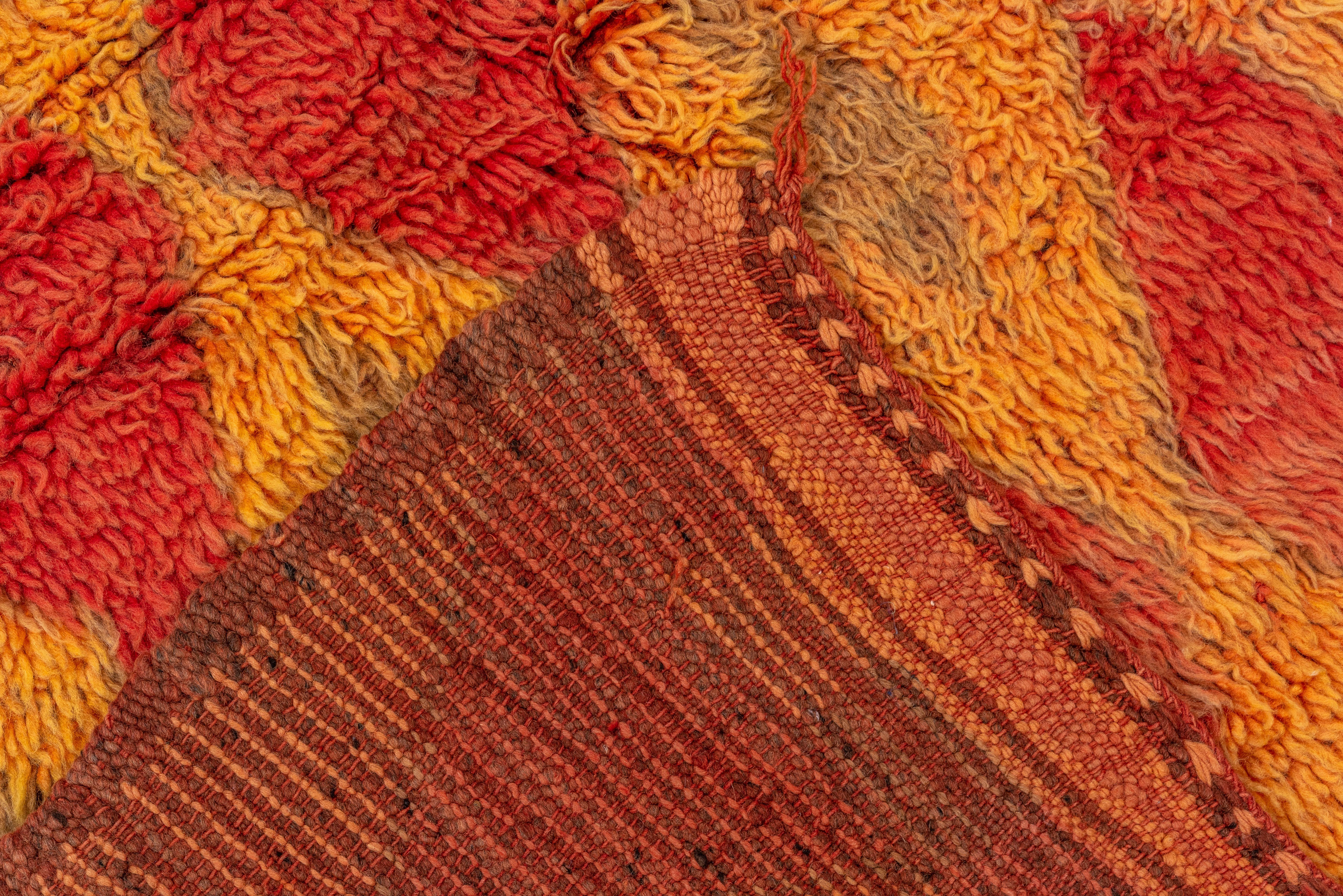 Marokkanischer Stammes-Teppich mit Diamant-Motiv Rostig Rot (Handgeknüpft) im Angebot