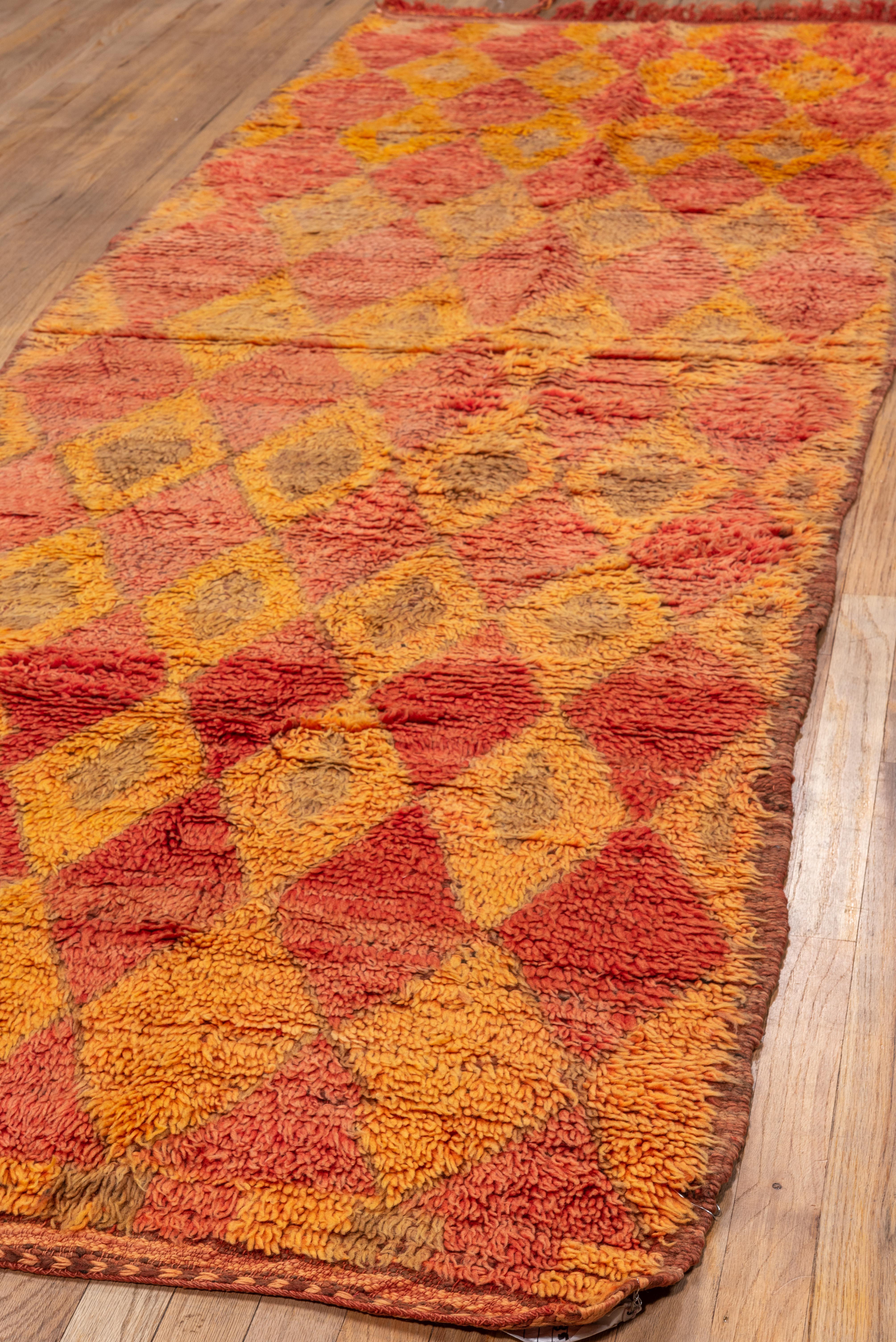 Marokkanischer Stammes-Teppich mit Diamant-Motiv Rostig Rot im Angebot 1