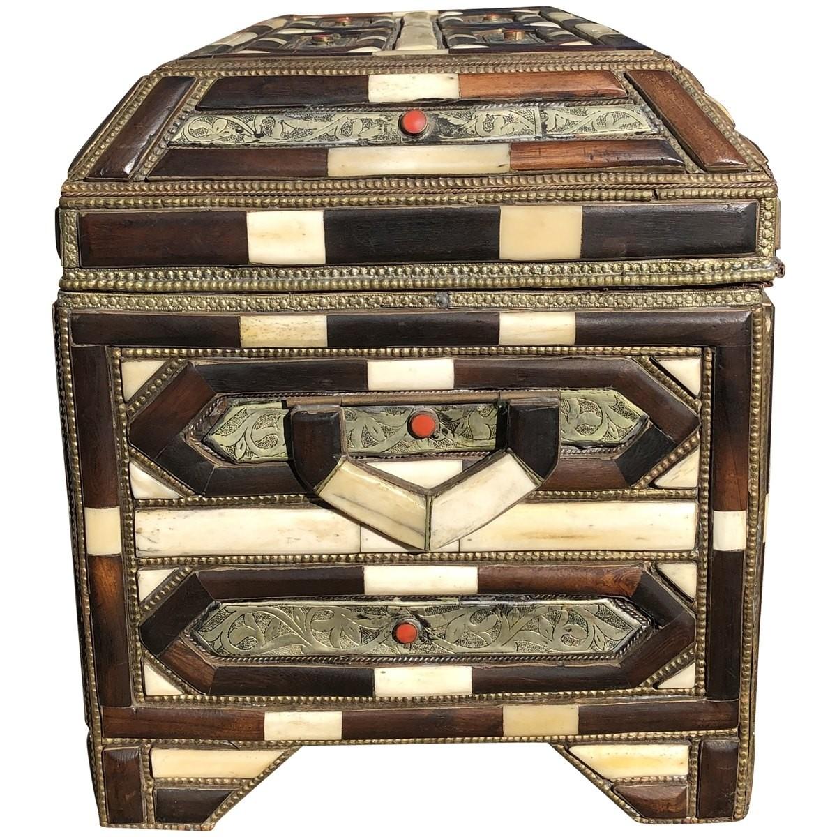 Moroccan Tribal Dowry Chest In Good Condition For Sale In Pasadena, CA