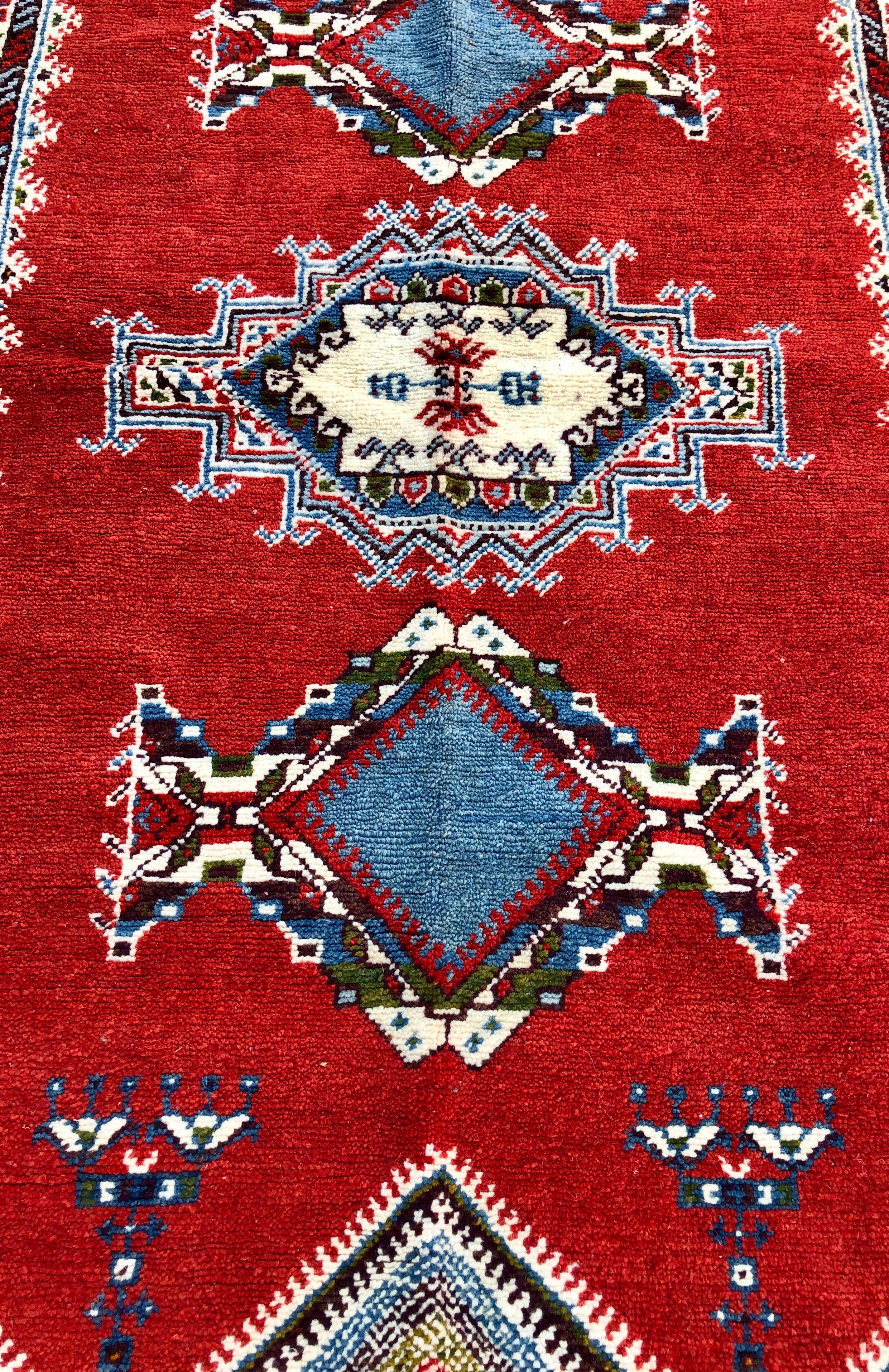 Bohème Tapis marocain tribal en laine tissé à la main, design géométrique en forme de diamant, de couleur rouge  en vente