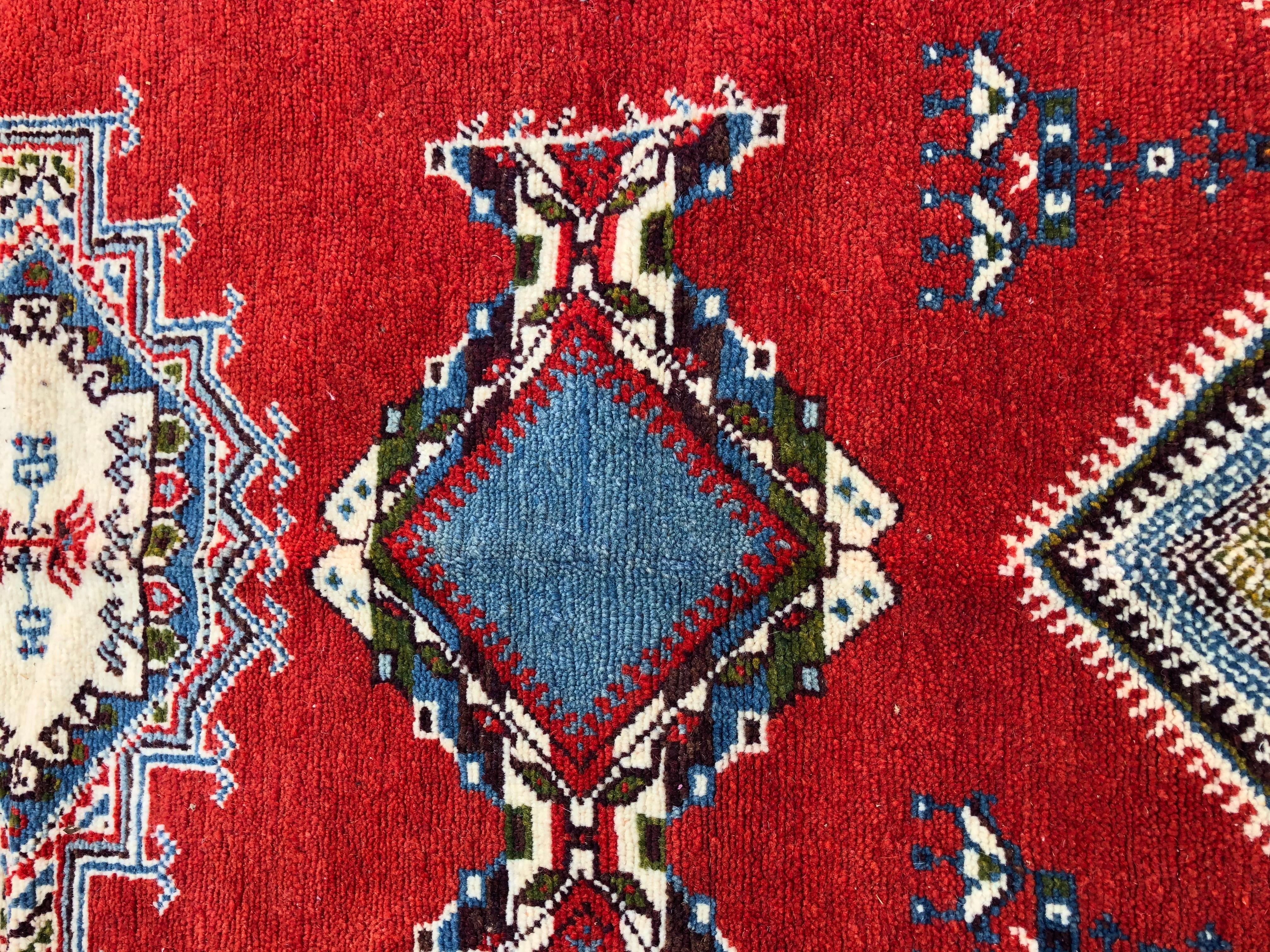 Marocain Tapis marocain tribal en laine tissé à la main, design géométrique en forme de diamant, de couleur rouge  en vente