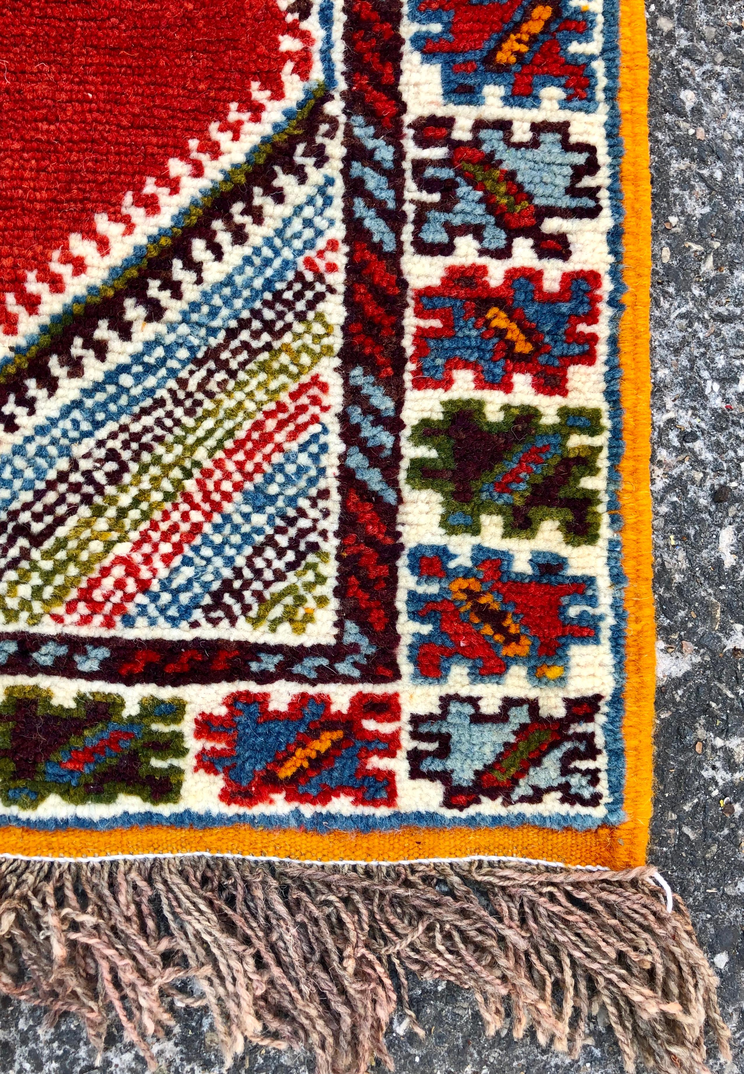 Tissé à la main Tapis marocain tribal en laine tissé à la main, design géométrique en forme de diamant, de couleur rouge  en vente