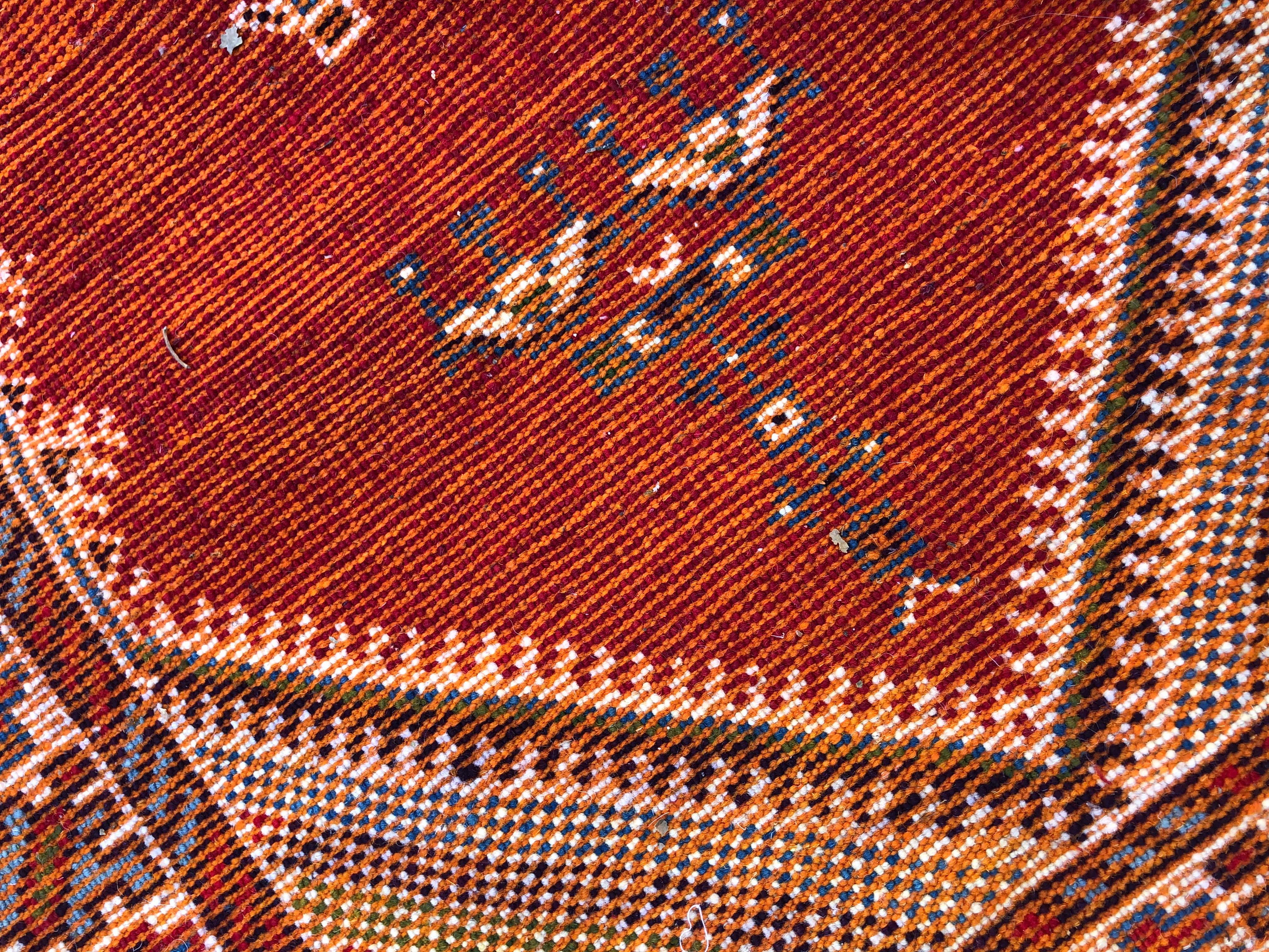 Tapis marocain tribal en laine tissé à la main, design géométrique en forme de diamant, de couleur rouge  Bon état - En vente à Plainview, NY