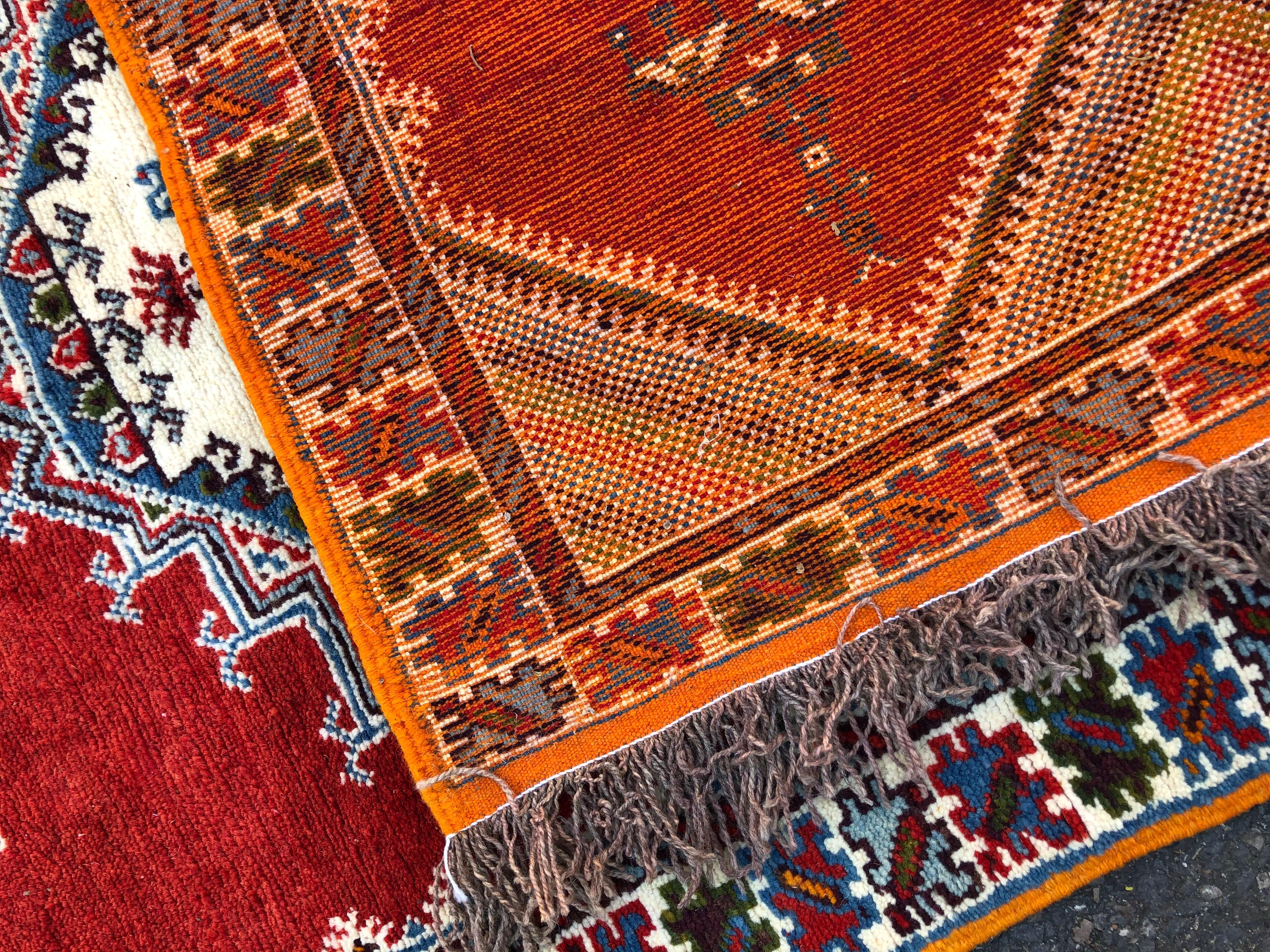 Marokkanischer handgewebter roter Teppich oder Teppich aus Wolle mit geometrischem Diamantenmuster, Stammeskunst  im Angebot 1