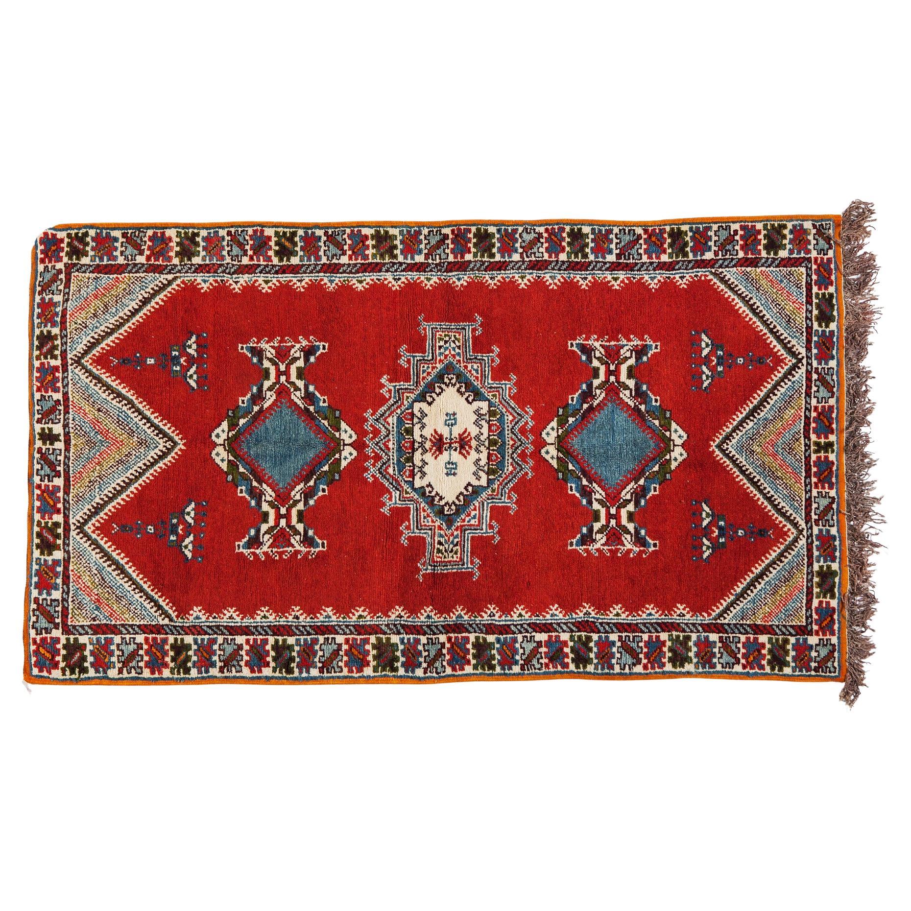 Tapis marocain tribal en laine tissé à la main, design géométrique en forme de diamant, de couleur rouge  en vente