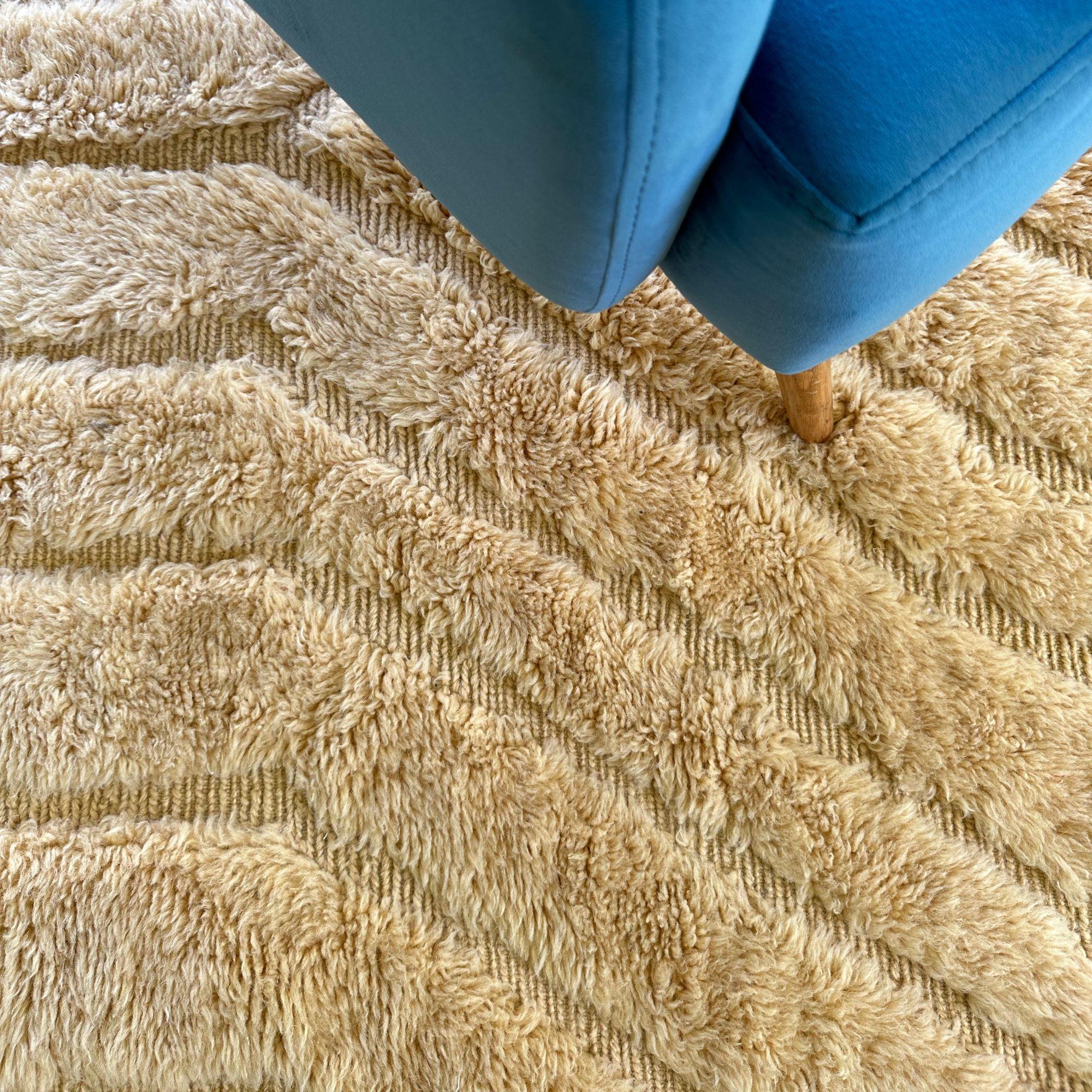 Laine Tapis tribal marocain Serene Serenade, motif texturé crème tissé à la main, MTO en vente