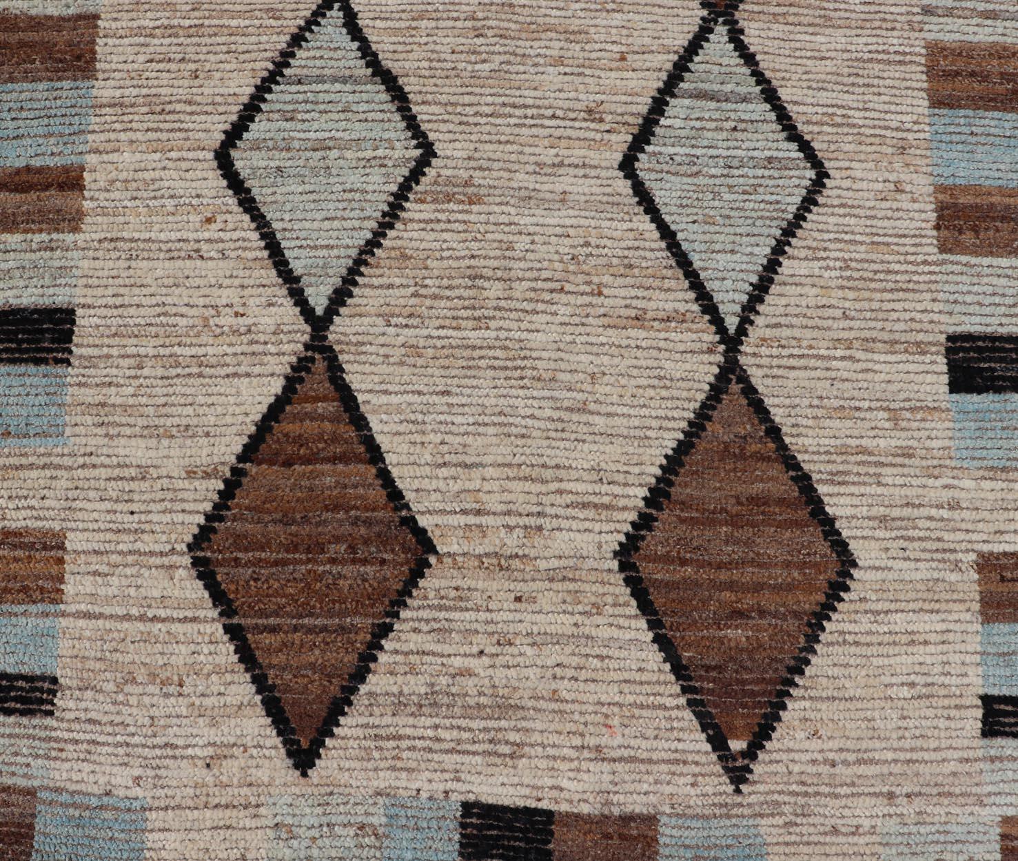 Misure: 4'5 x 12'5 
L'elegante runner tribale in stile marocchino moderno fonde perfettamente i motivi tradizionali marocchini con elementi di design contemporaneo, creando un'aggiunta sorprendente a qualsiasi spazio stretto della tua casa.