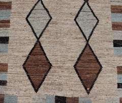 Alfombra Tribal Marroquí con Diseño Geométrico en Marrón Tierra y Azul Frío